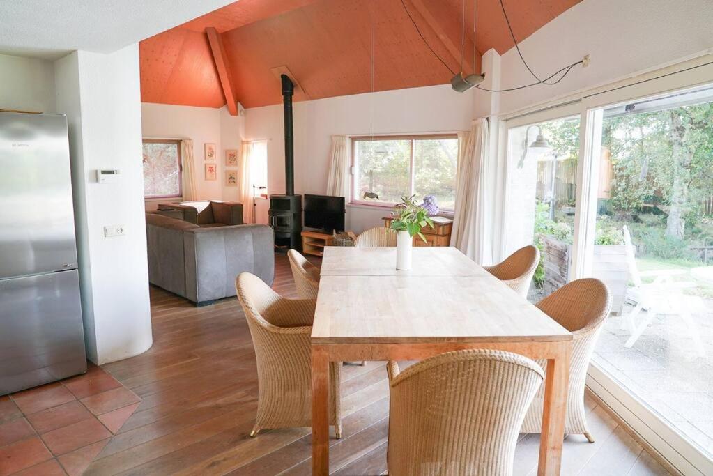 Comfortabele woning aan het water, hottub & kachel view 3