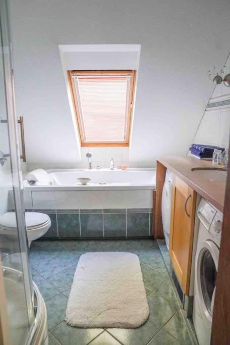 Comfortabele woning aan het water, hottub & kachel view 4