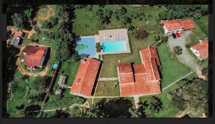 CHÁCARA MARAVILHOSA 50 MIN DE SP PETFRIENDLY CAMPO FUTEBOL PISCINA PLAYGROUND QUADRA BASQUETE COZINHA RÚSTICA FOGAO A LENHA