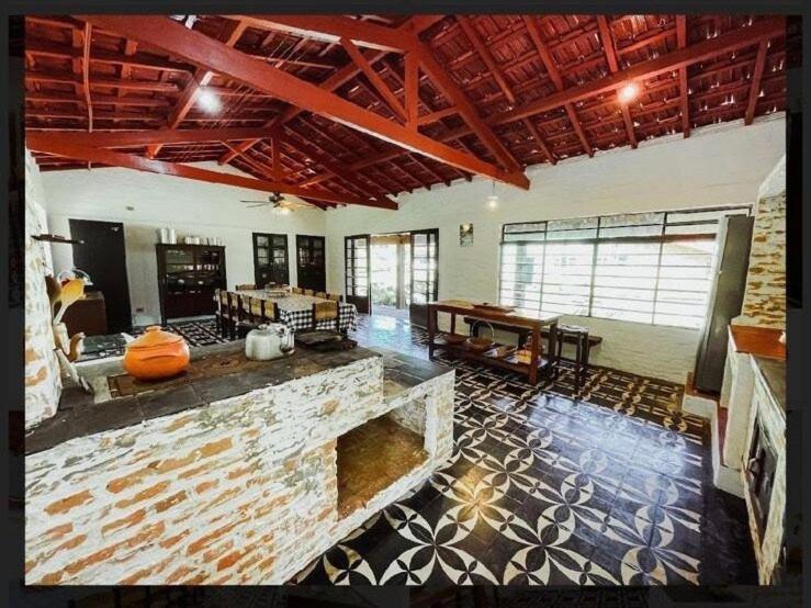 CHÁCARA MARAVILHOSA 50 MIN DE SP PETFRIENDLY CAMPO FUTEBOL PISCINA PLAYGROUND QUADRA BASQUETE COZINHA RÚSTICA FOGAO A LENHA