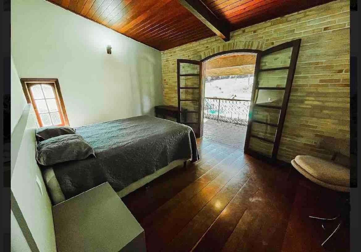 CHÁCARA MARAVILHOSA 50 MIN DE SP PETFRIENDLY CAMPO FUTEBOL PISCINA PLAYGROUND QUADRA BASQUETE COZINHA RÚSTICA FOGAO A LENHA