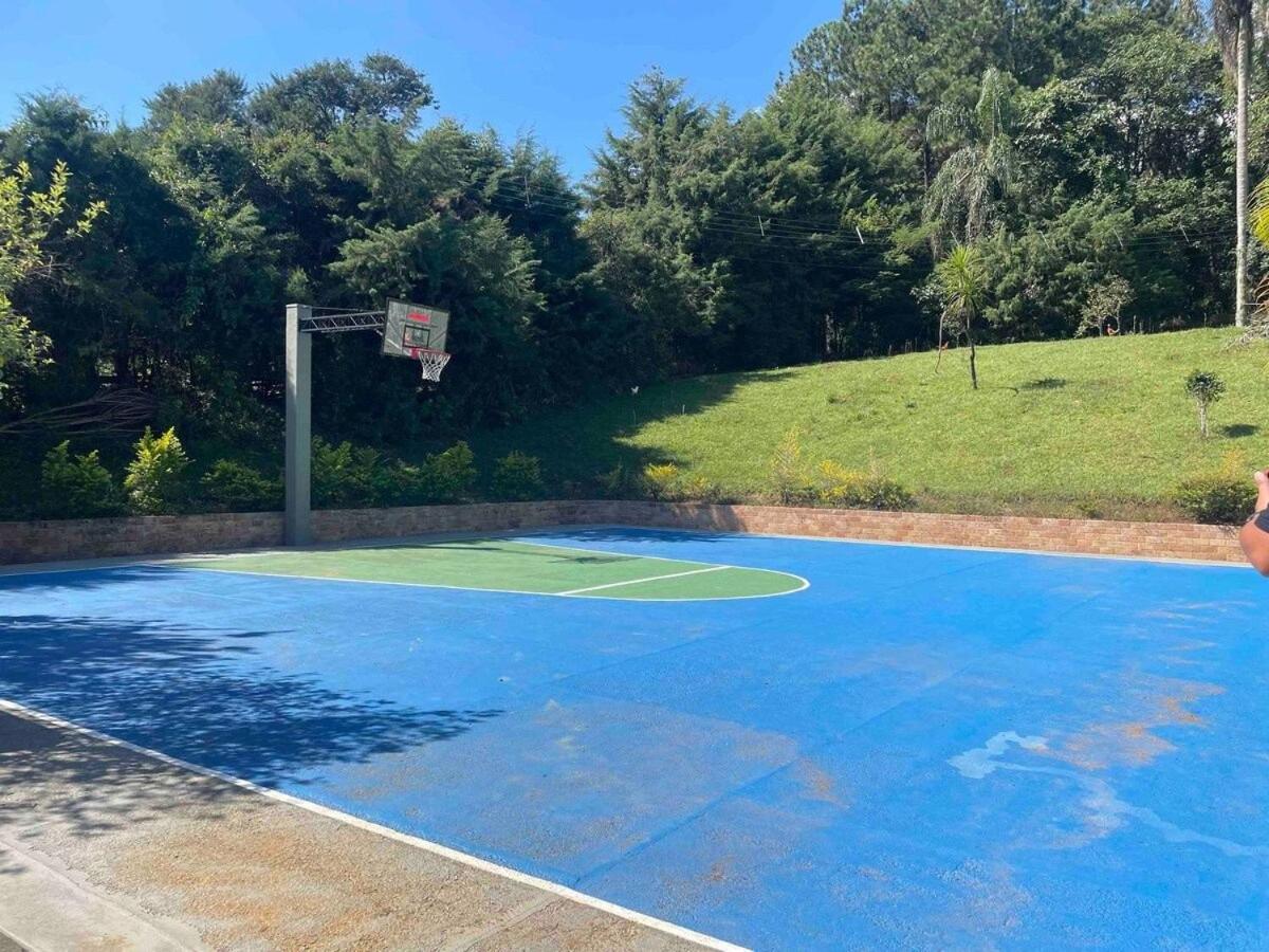 CHÁCARA MARAVILHOSA 50 MIN DE SP PETFRIENDLY CAMPO FUTEBOL PISCINA PLAYGROUND QUADRA BASQUETE COZINHA RÚSTICA FOGAO A LENHA