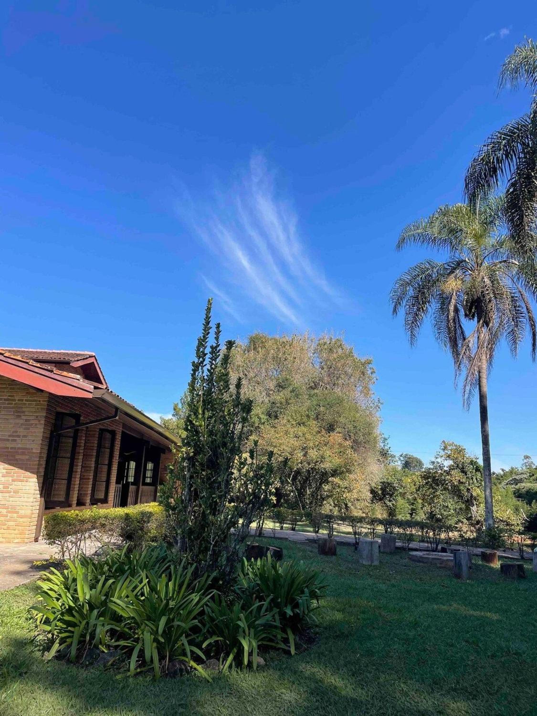 CHÁCARA MARAVILHOSA 50 MIN DE SP PETFRIENDLY CAMPO FUTEBOL PISCINA PLAYGROUND QUADRA BASQUETE COZINHA RÚSTICA FOGAO A LENHA