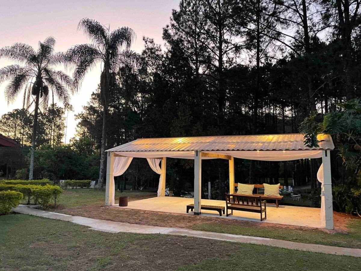 CHÁCARA MARAVILHOSA 50 MIN DE SP PETFRIENDLY CAMPO FUTEBOL PISCINA PLAYGROUND QUADRA BASQUETE COZINHA RÚSTICA FOGAO A LENHA