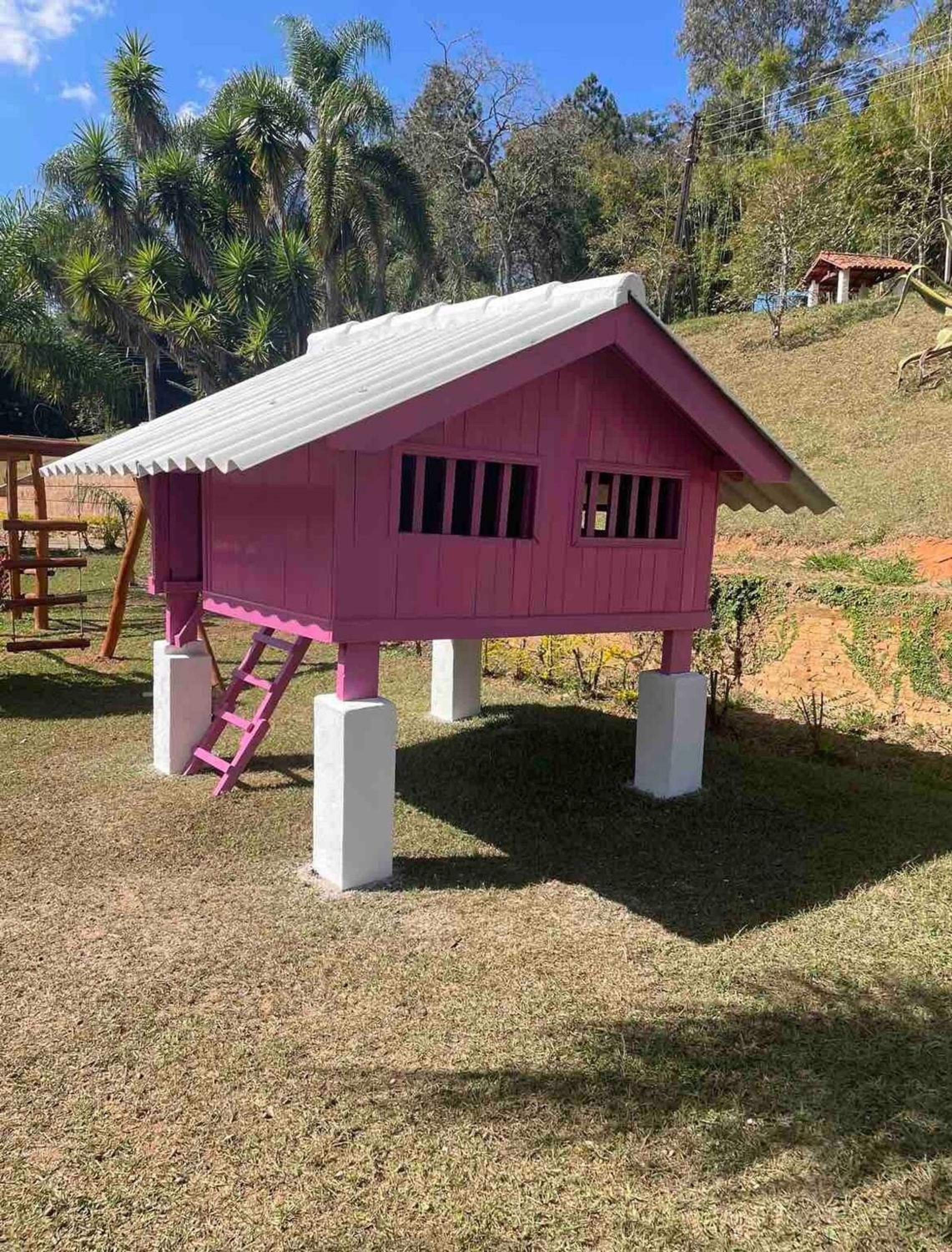 CHÁCARA MARAVILHOSA 50 MIN DE SP PETFRIENDLY CAMPO FUTEBOL PISCINA PLAYGROUND QUADRA BASQUETE COZINHA RÚSTICA FOGAO A LENHA