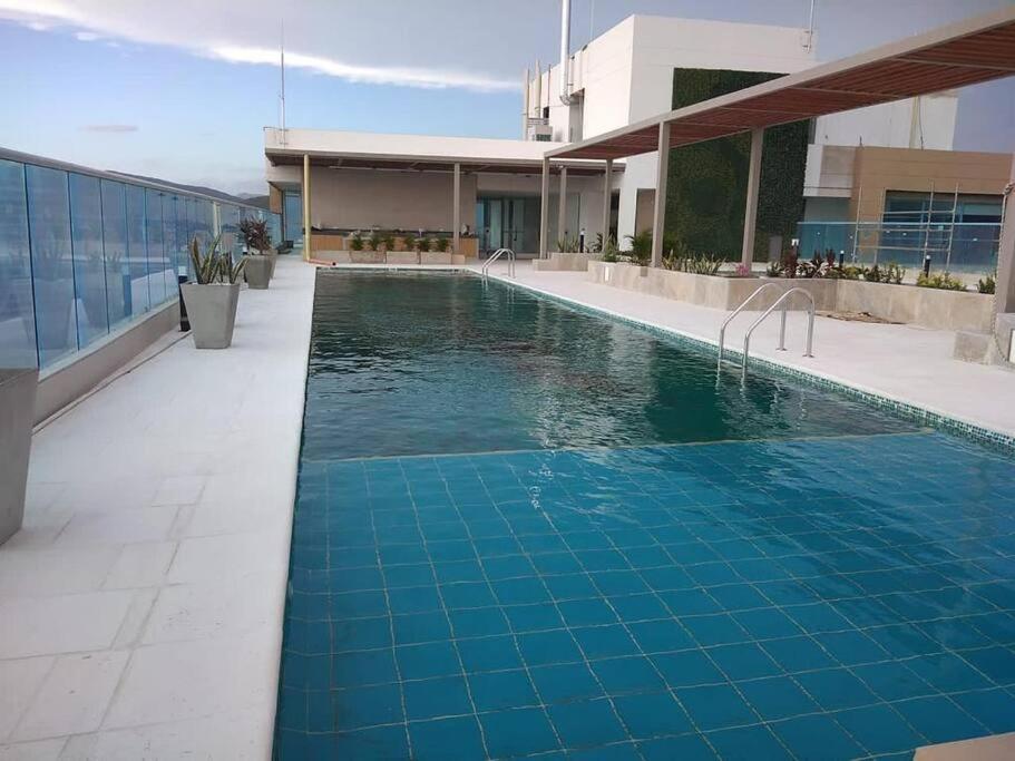 Lindos ApartaSuits cerca al mar.
