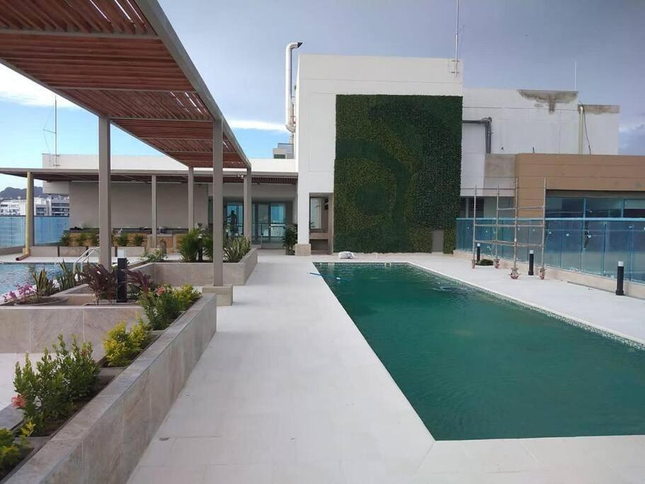 Lindos ApartaSuits cerca al mar.
