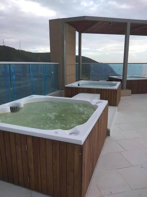 Lindos ApartaSuits cerca al mar.