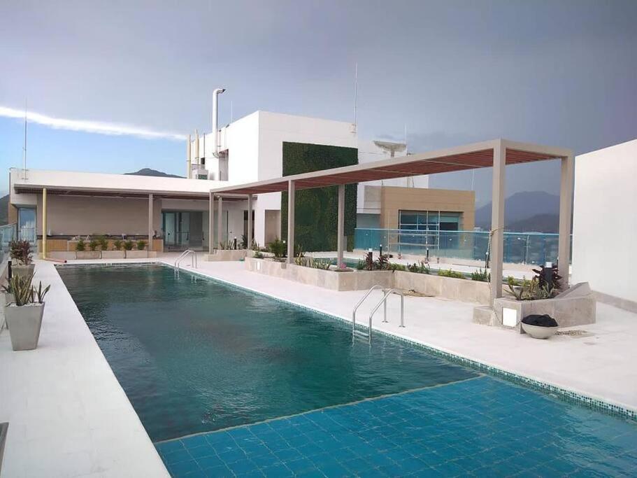 Lindos ApartaSuits cerca al mar.