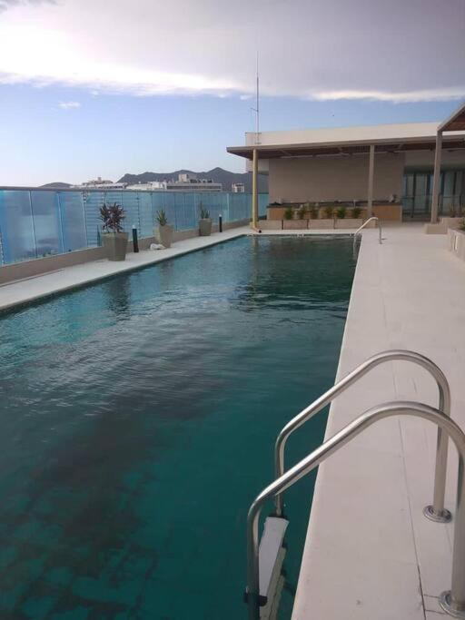 Lindos ApartaSuits cerca al mar.