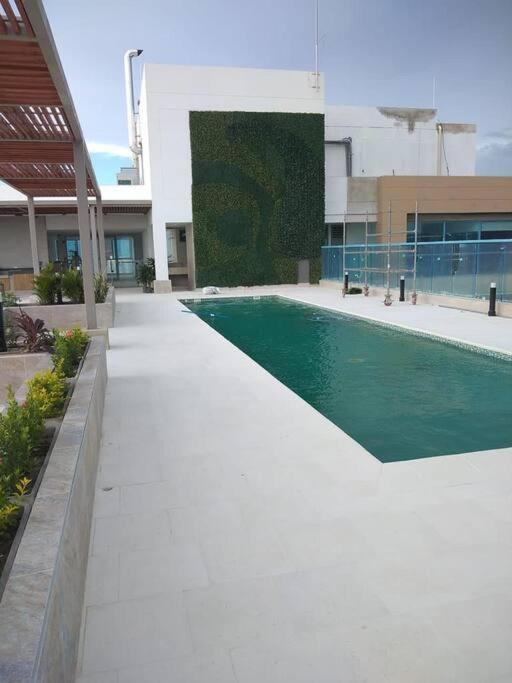 Lindos ApartaSuits cerca al mar.