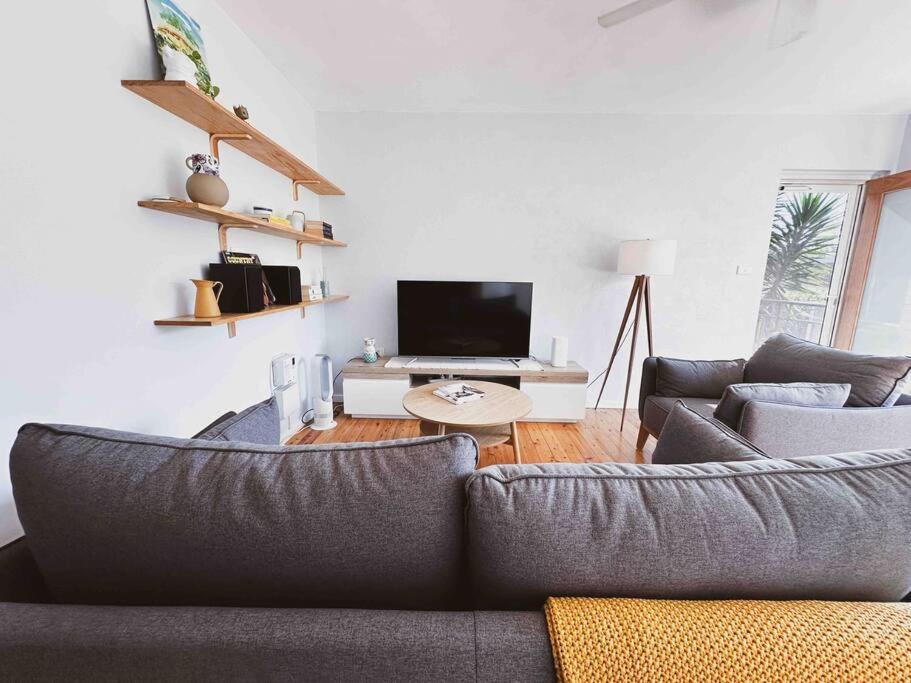 Harbourside Bliss: 2-Bedroom Coastal Apartment