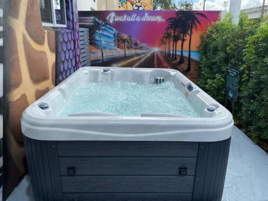Hotel Cozy & Colorful Miami Art Canvas w/HotTub & Murals - Image 1