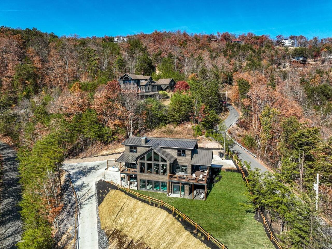Breathtaking views - Lucys Lookout hot tub and heated pool view 3