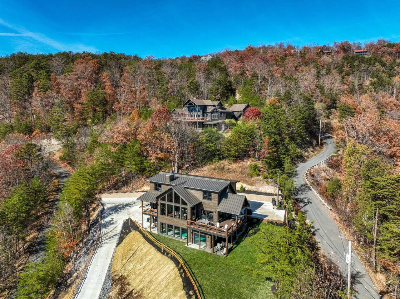 Breathtaking views - Lucys Lookout hot tub and heated pool view 4