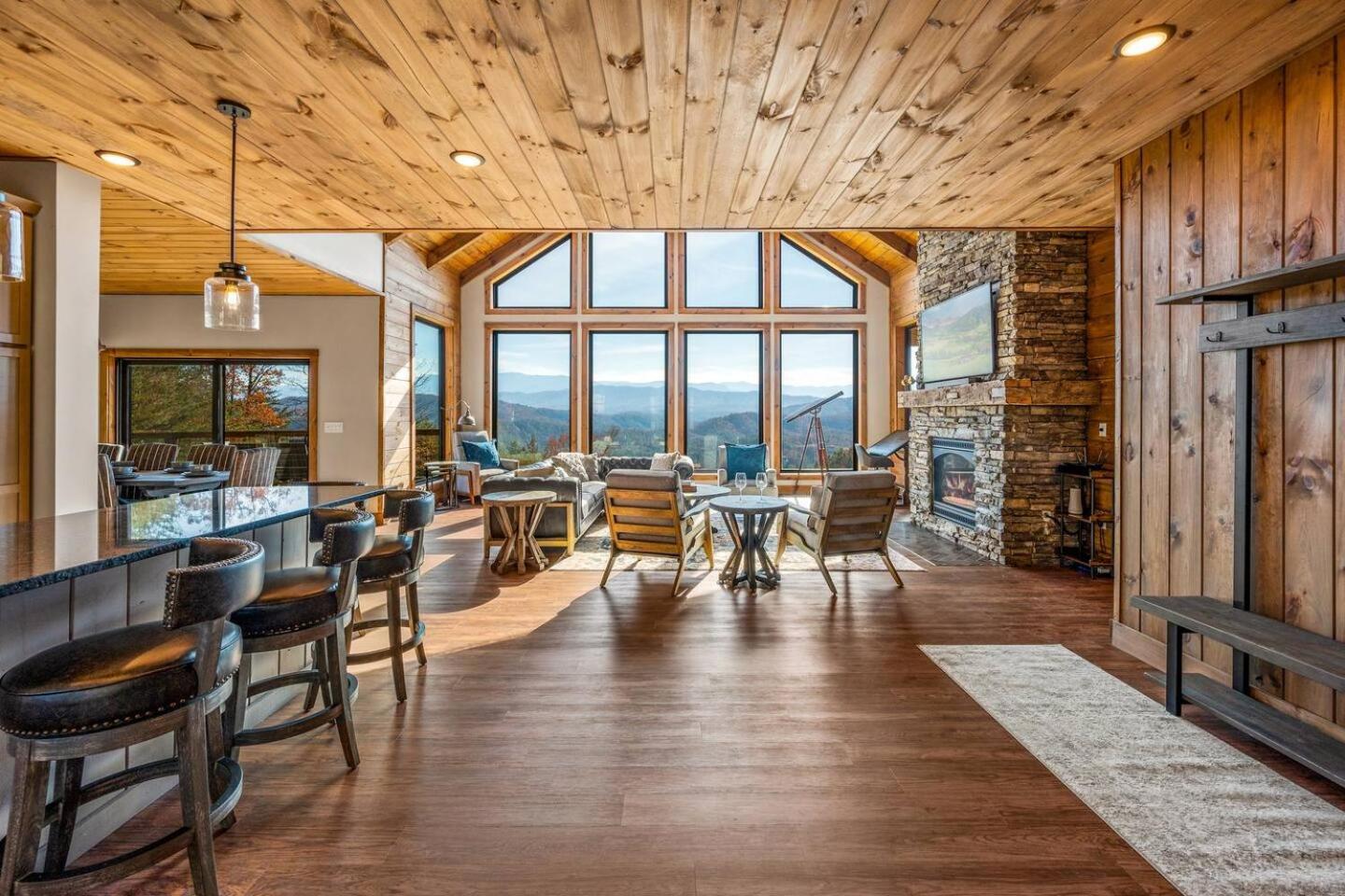 Breathtaking views - Lucys Lookout hot tub and heated pool view 5