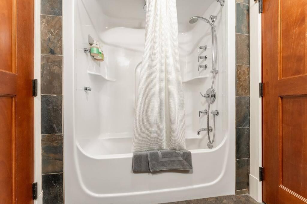 Solara Suite with Indoor Pool / Hot tub / Parking
