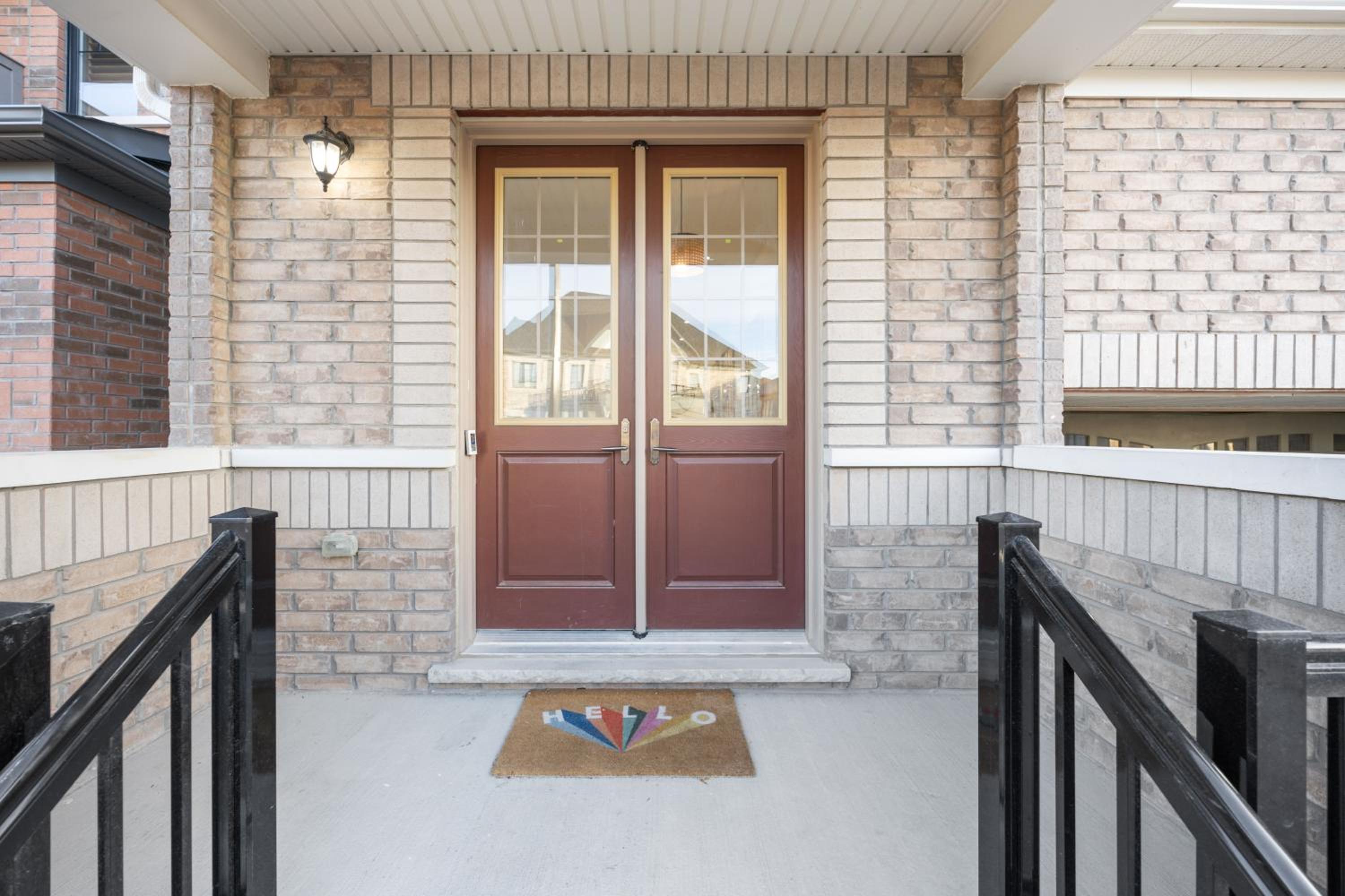 Luxury Whitby 4BR, Near Restaurants - Family, Pool Table, Parking!