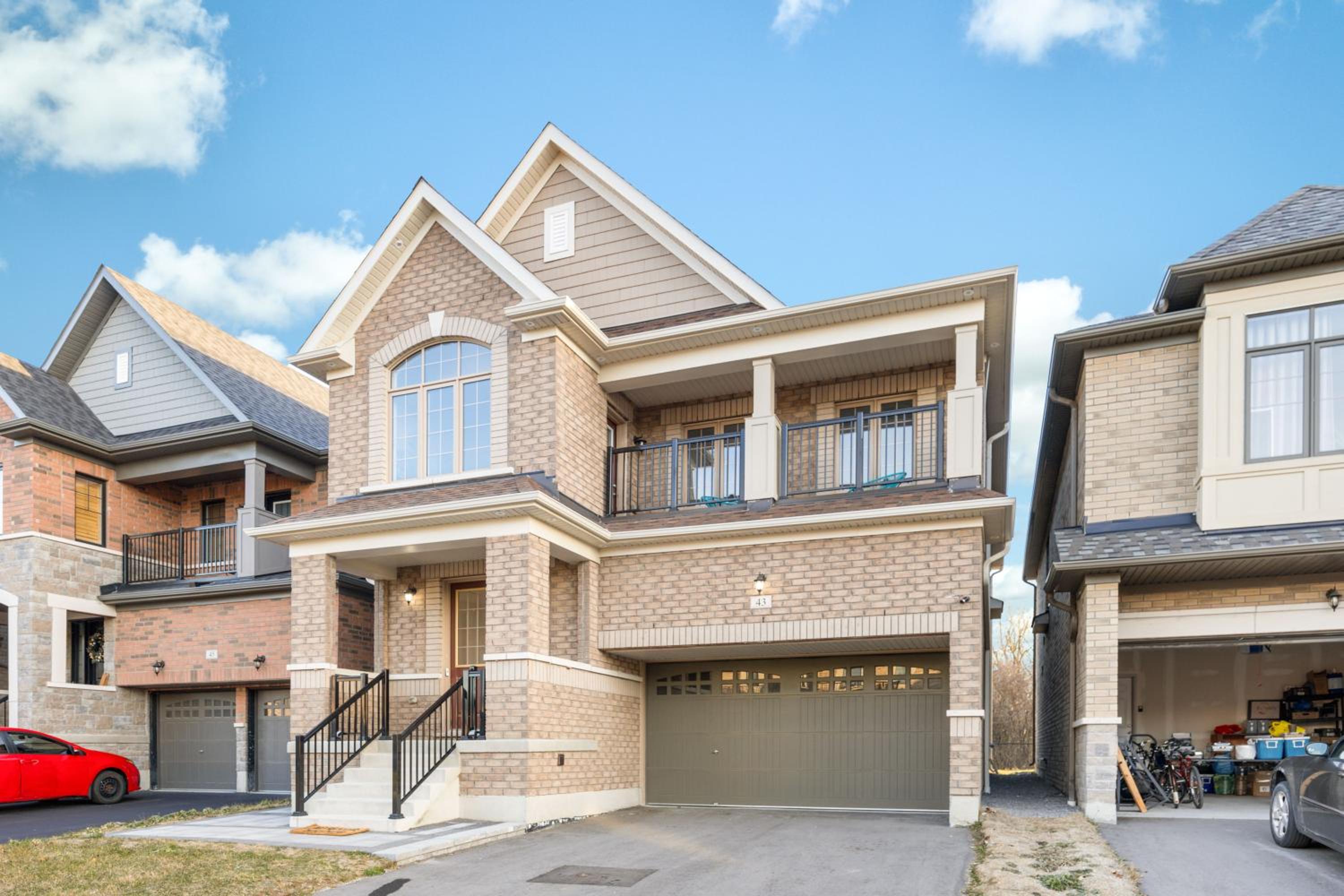 Luxury Whitby 4BR, Near Restaurants - Family, Pool Table, Parking!