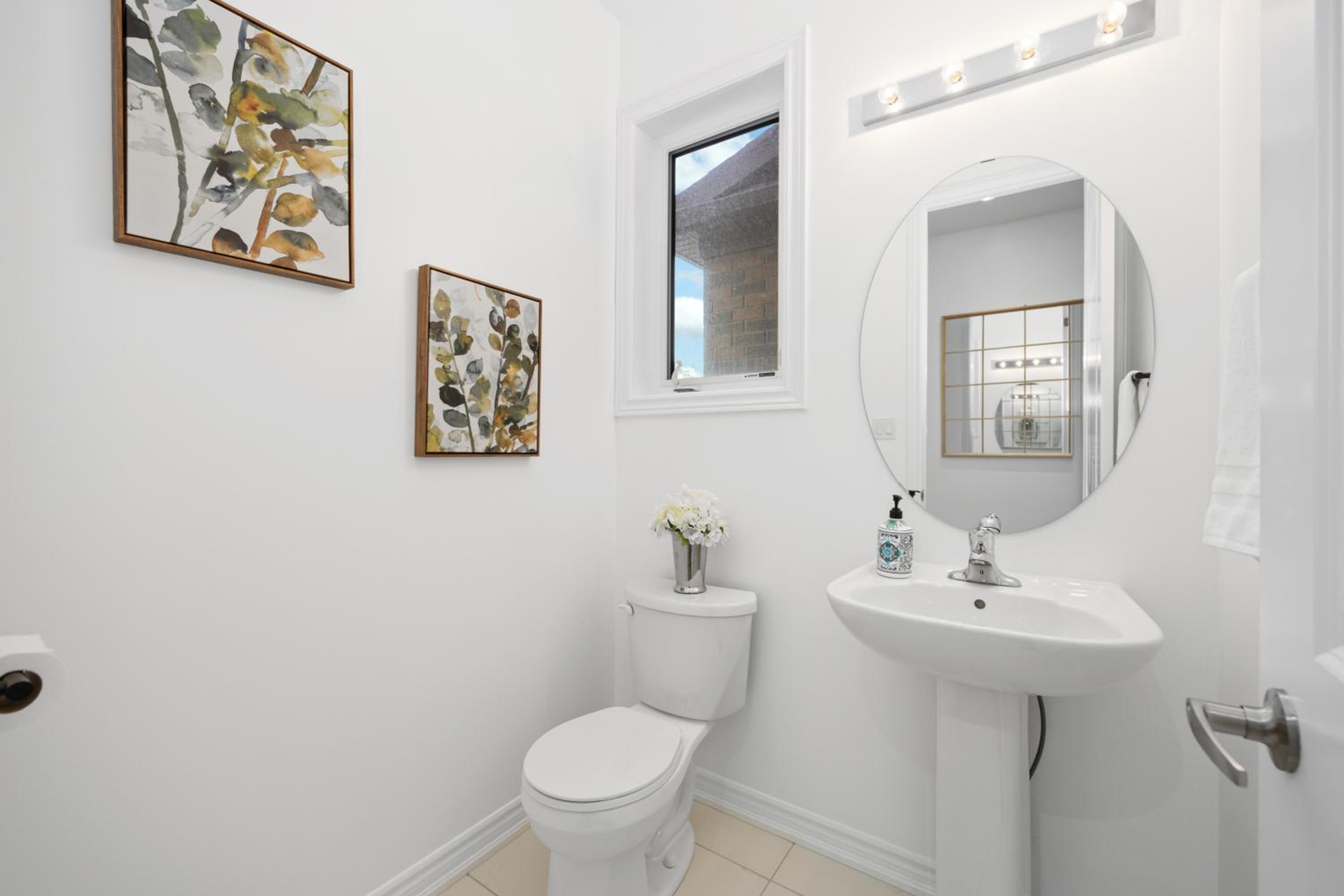 Luxury Whitby 4BR, Near Restaurants - Family, Pool Table, Parking!