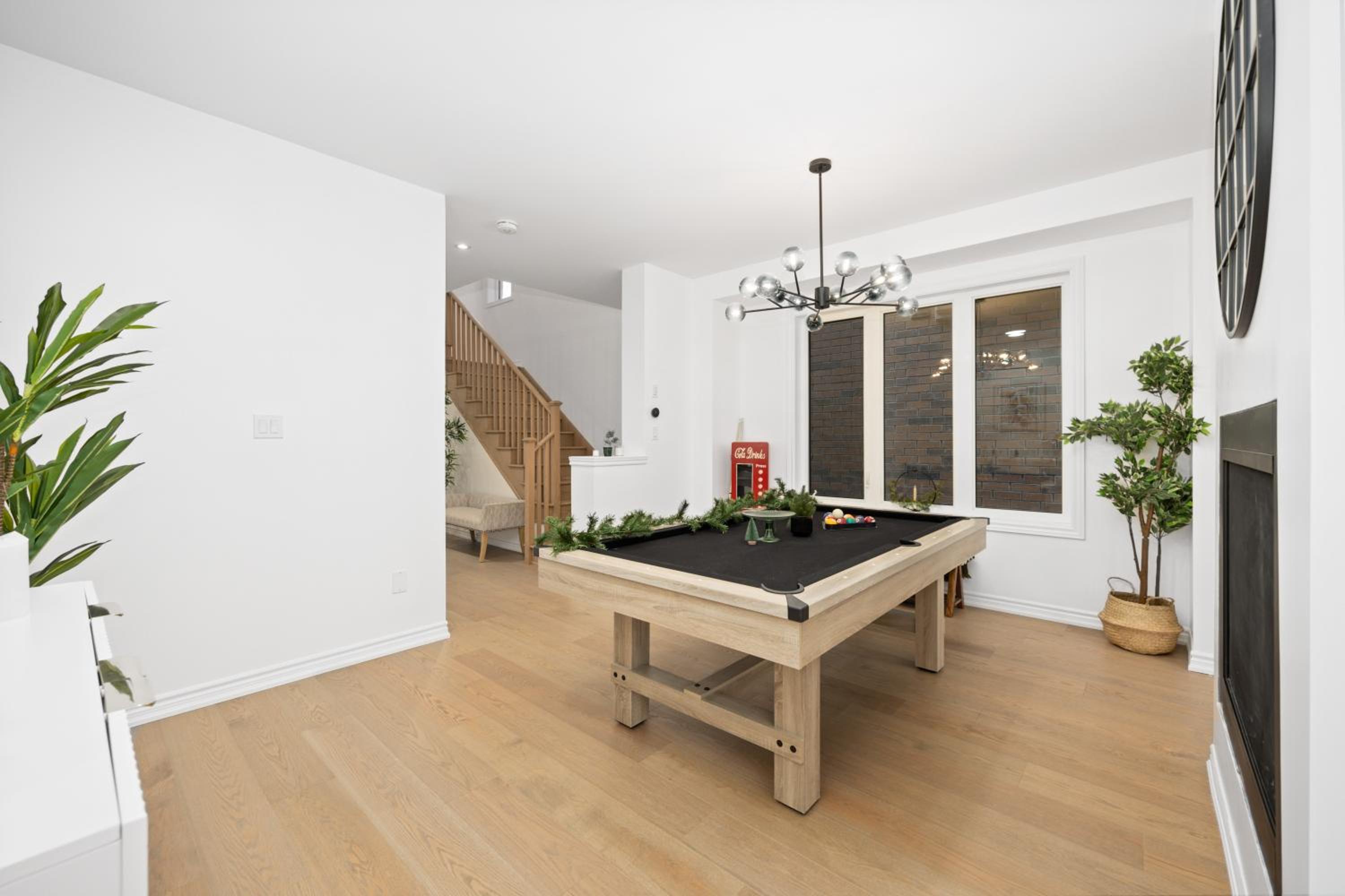 Luxury Whitby 4BR, Near Restaurants - Family, Pool Table, Parking!