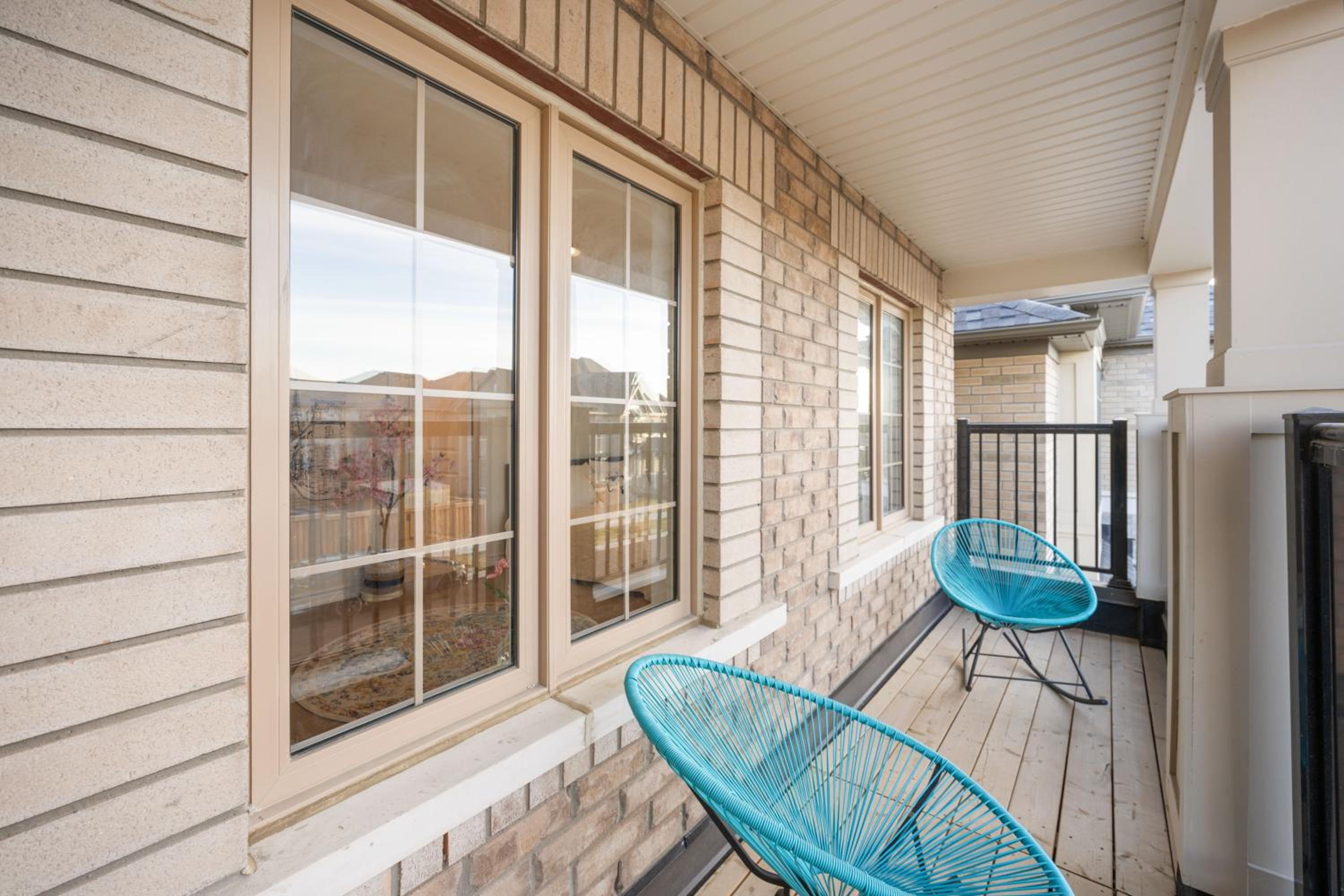 Luxury Whitby 4BR, Near Restaurants - Family, Pool Table, Parking!