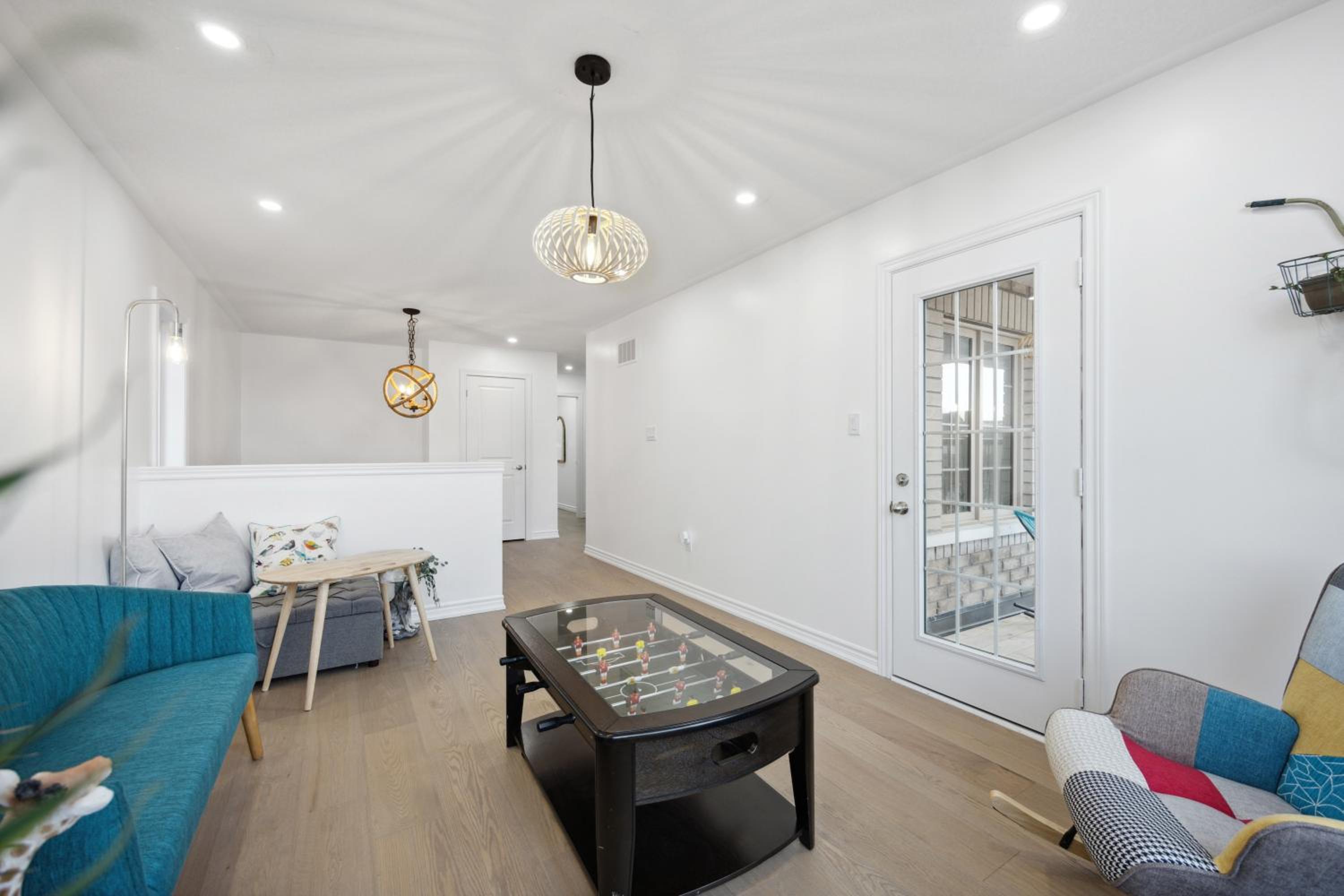 Luxury Whitby 4BR, Near Restaurants - Family, Pool Table, Parking!