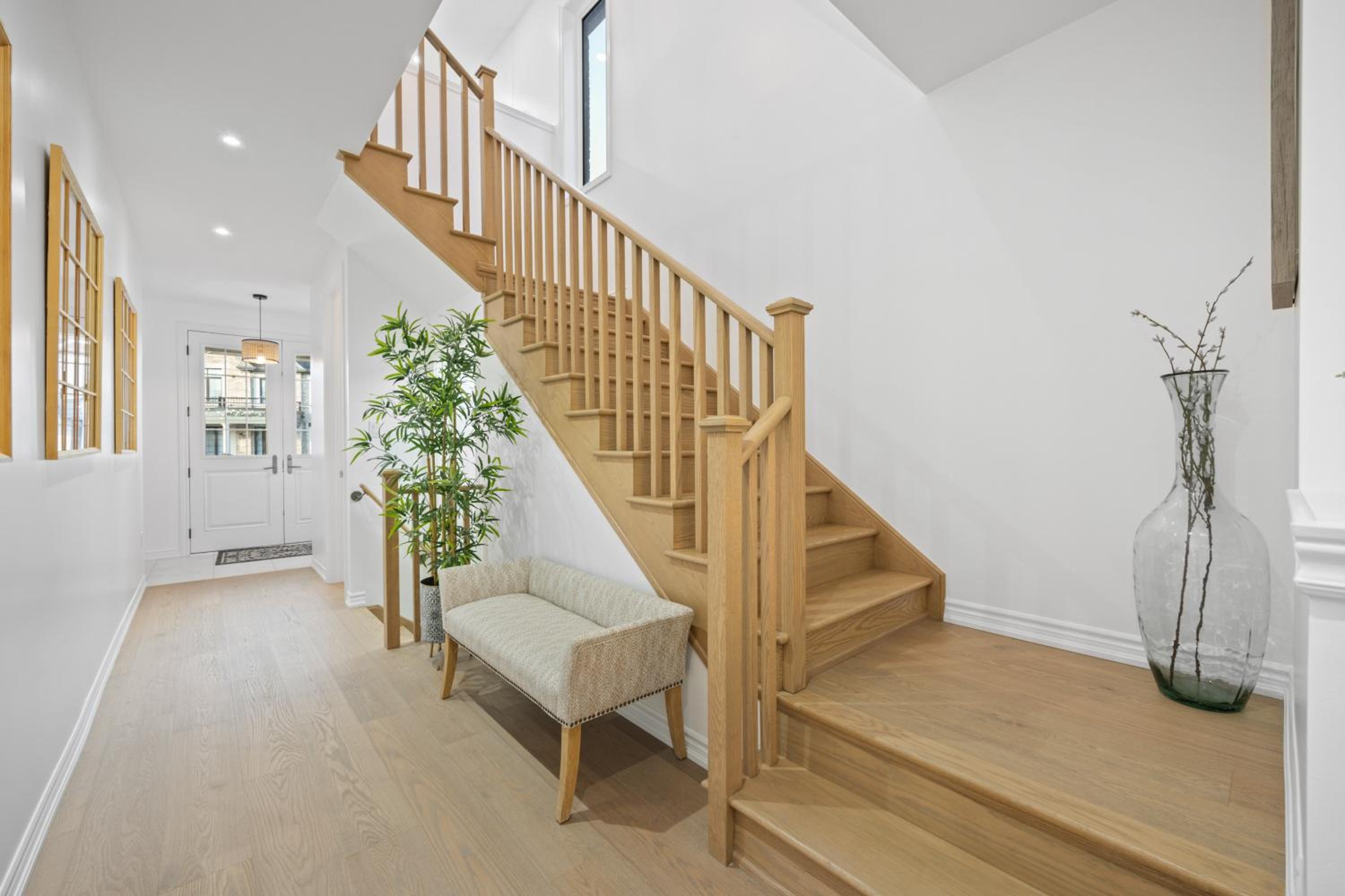 Luxury Whitby 4BR, Near Restaurants - Family, Pool Table, Parking!