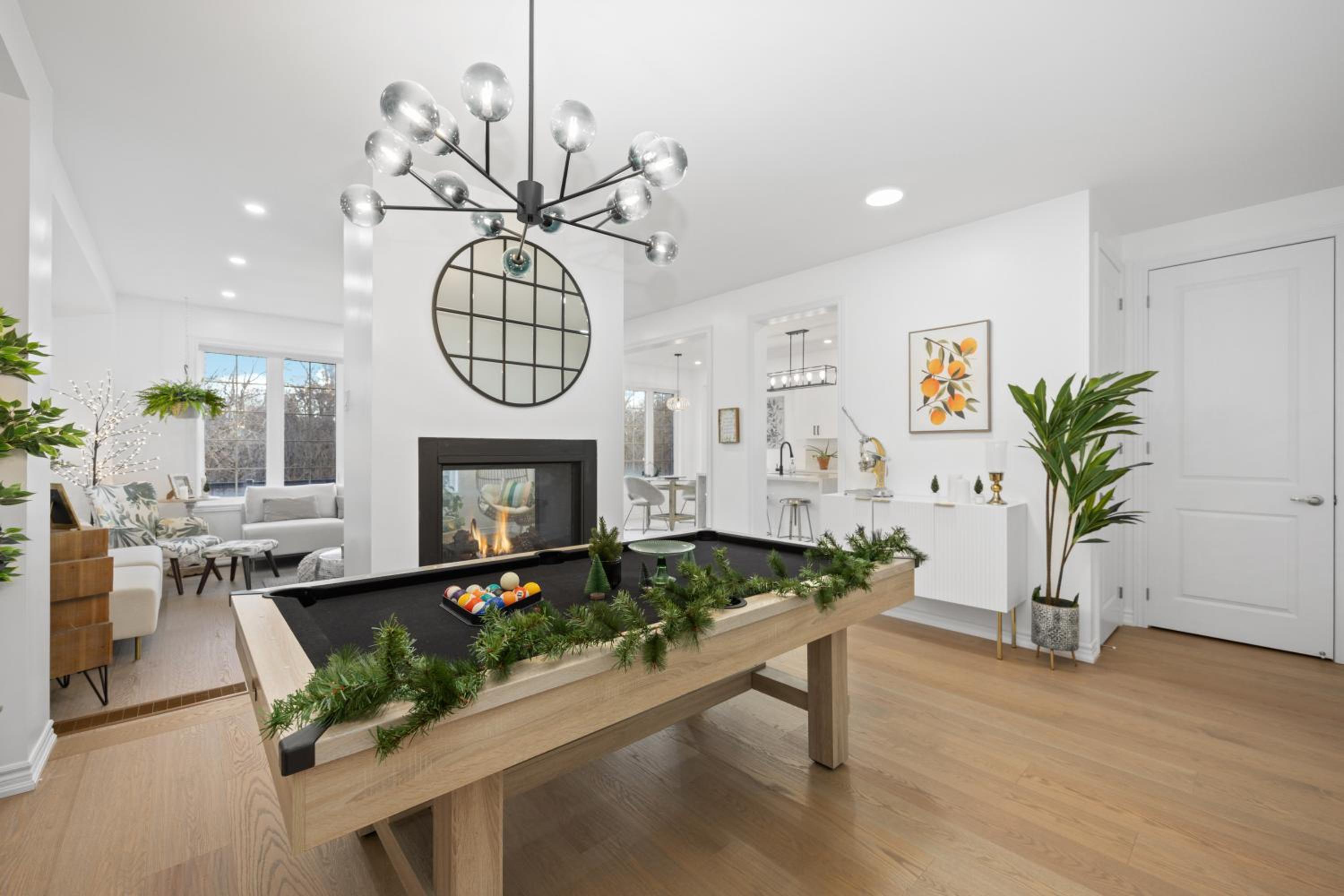 Luxury Whitby 4BR, Near Restaurants - Family, Pool Table, Parking!