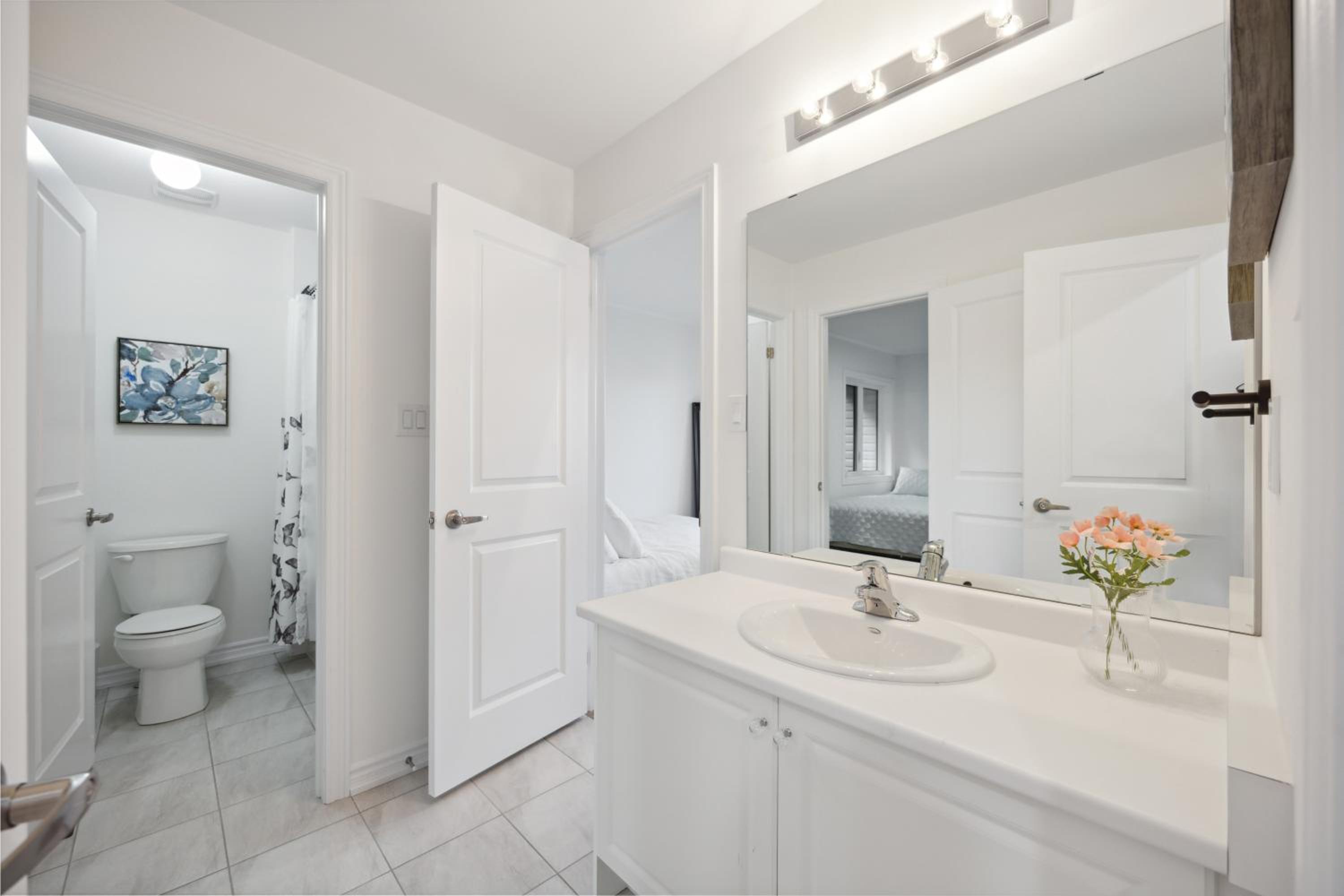 Luxury Whitby 4BR, Near Restaurants - Family, Pool Table, Parking!