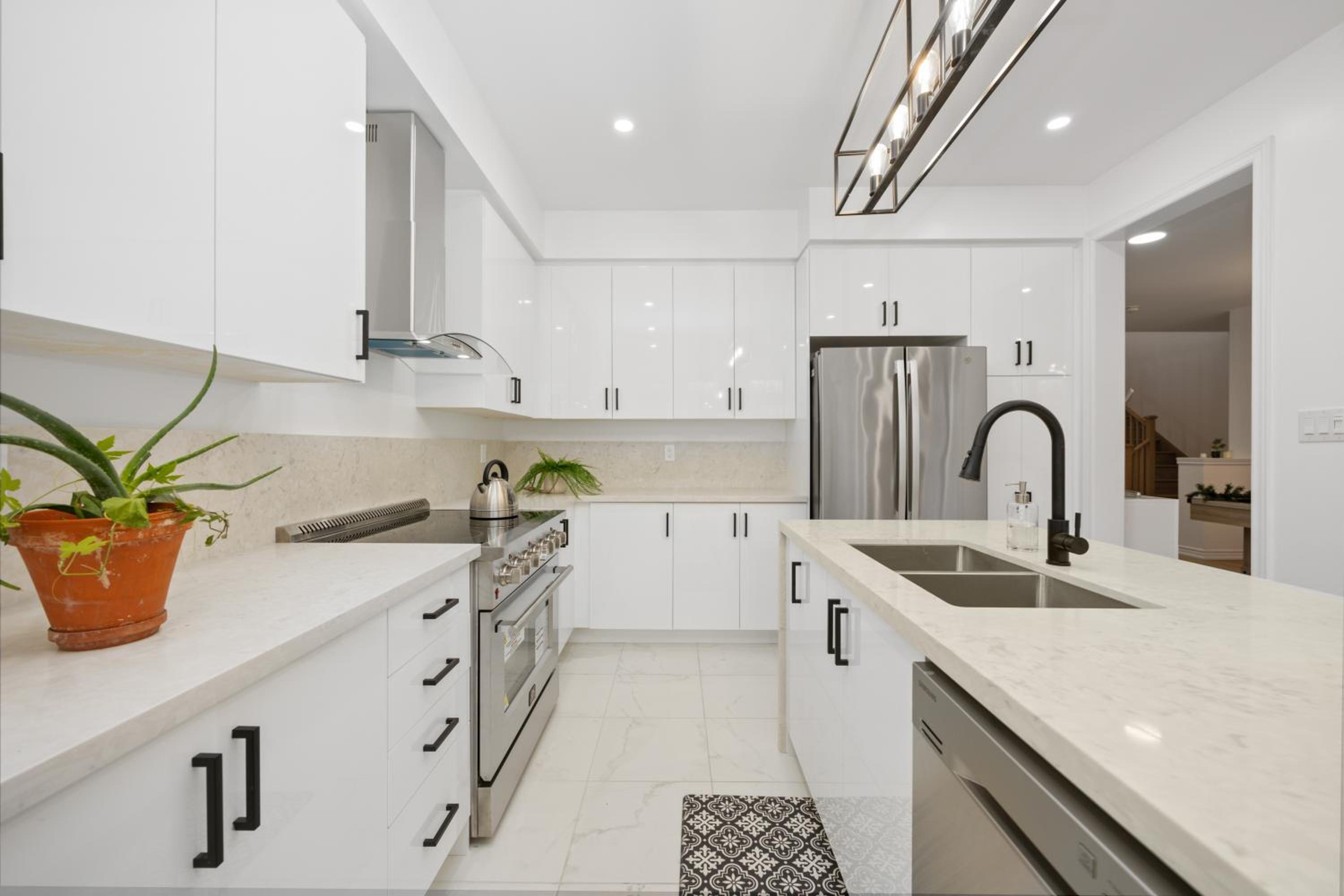 Luxury Whitby 4BR, Near Restaurants - Family, Pool Table, Parking!