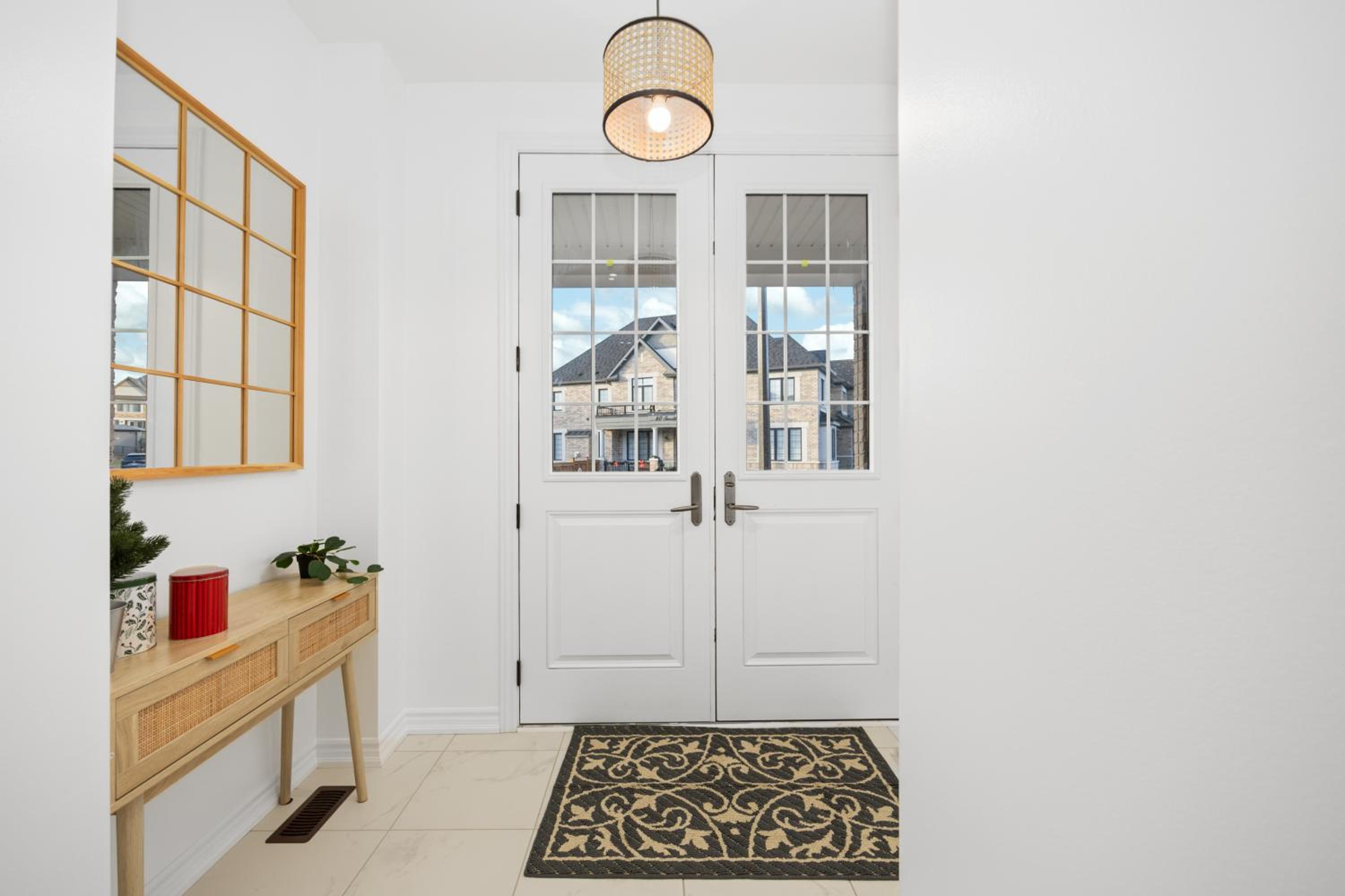 Luxury Whitby 4BR, Near Restaurants - Family, Pool Table, Parking!