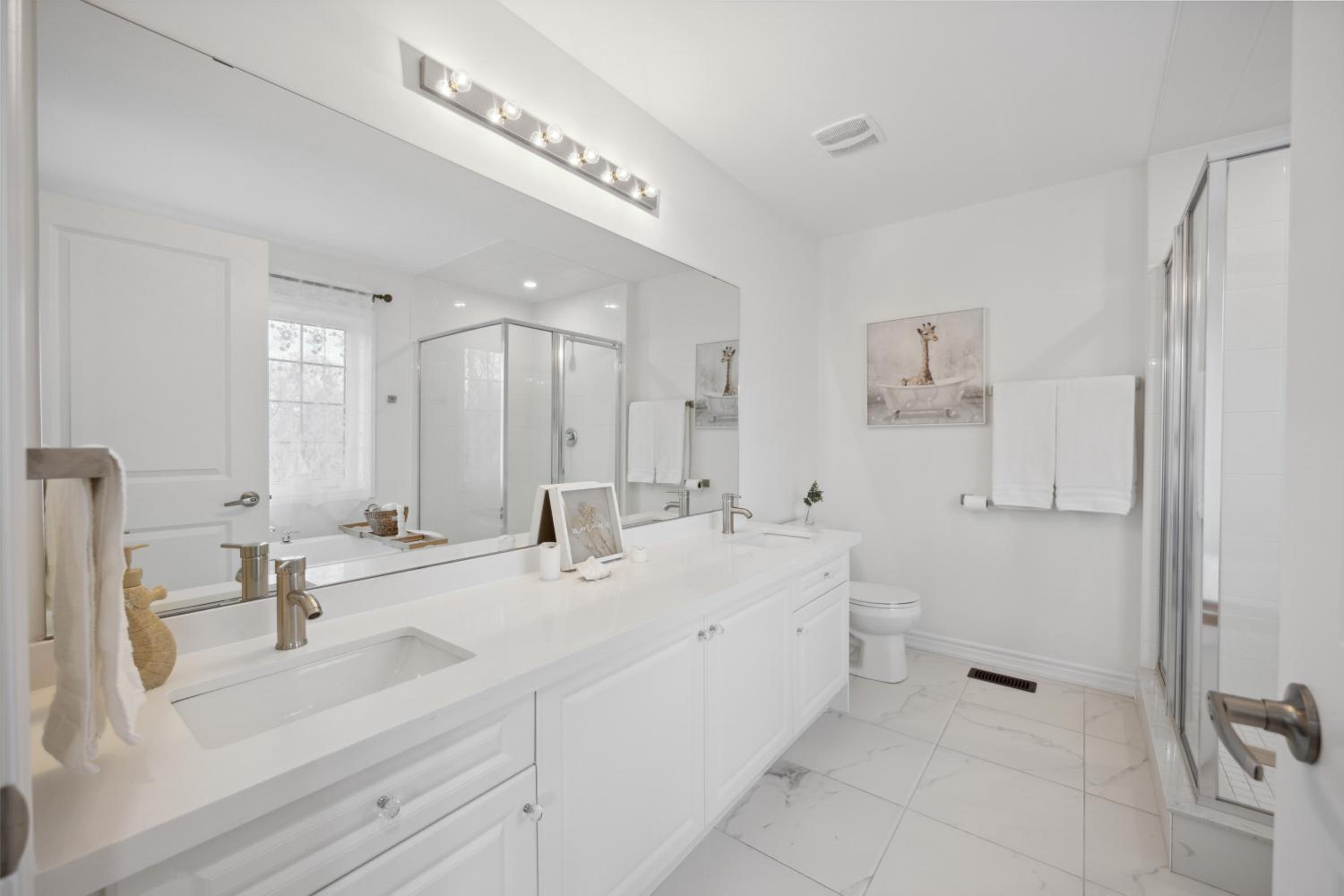 Luxury Whitby 4BR, Near Restaurants - Family, Pool Table, Parking!