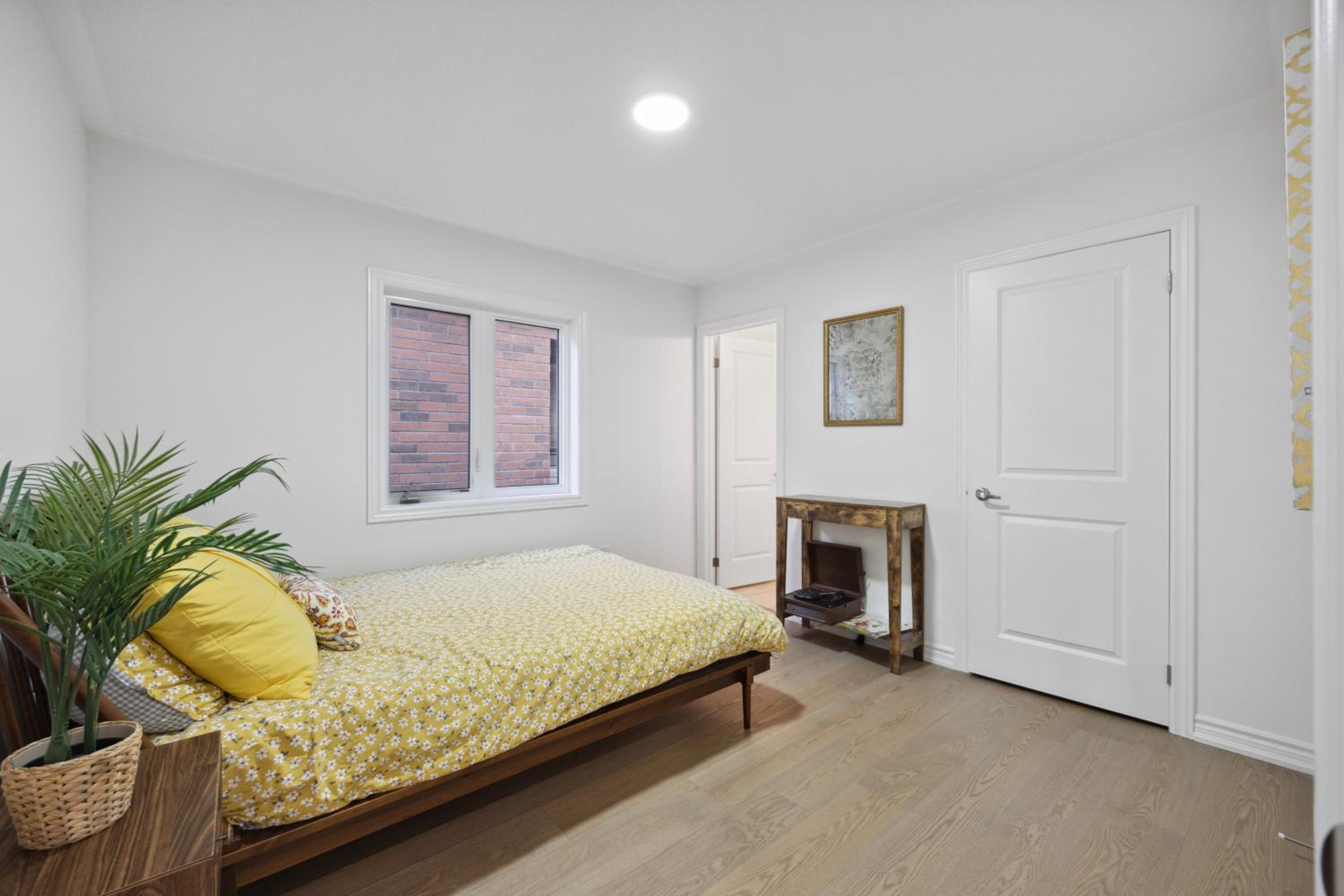 Luxury Whitby 4BR, Near Restaurants - Family, Pool Table, Parking!