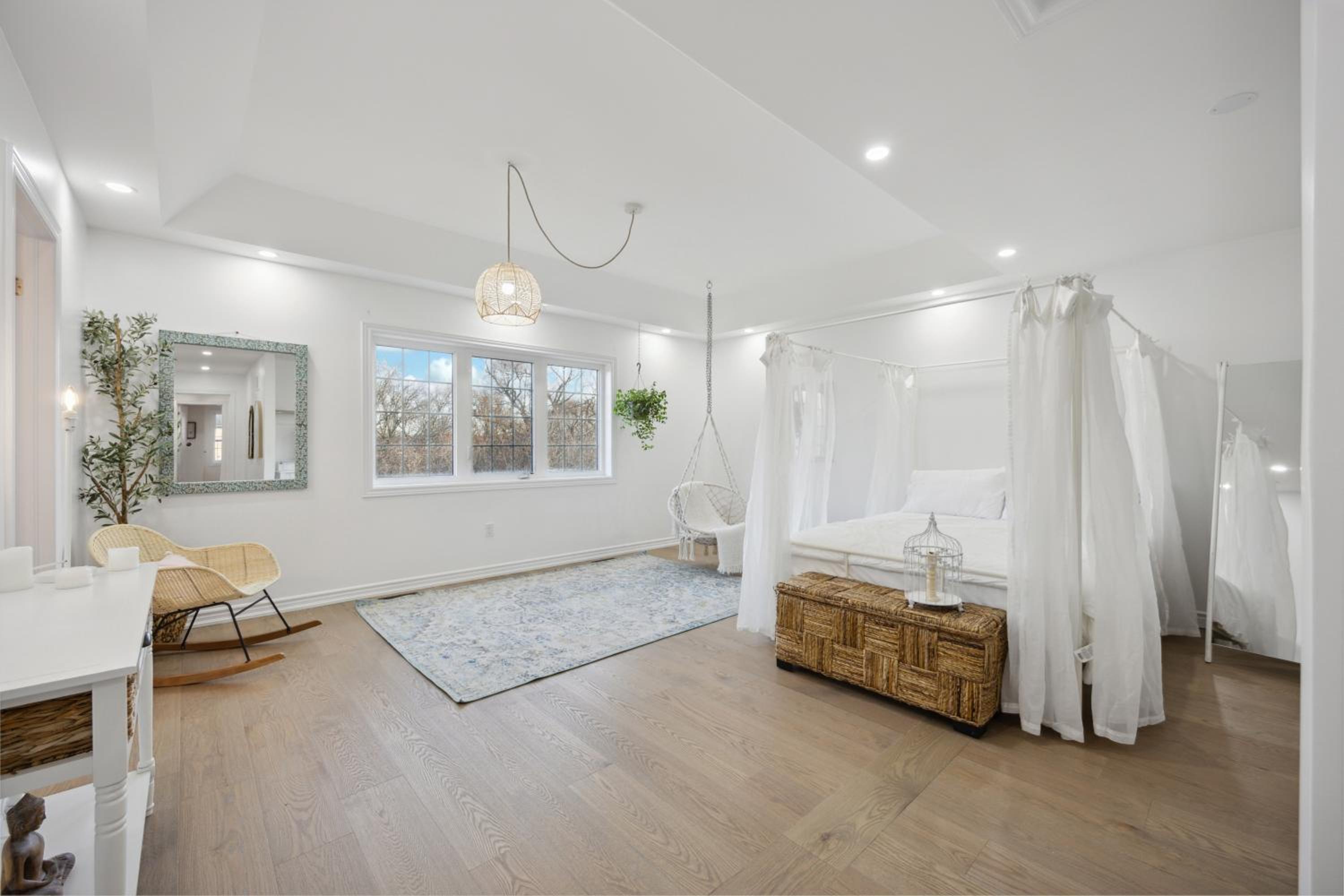 Luxury Whitby 4BR, Near Restaurants - Family, Pool Table, Parking!