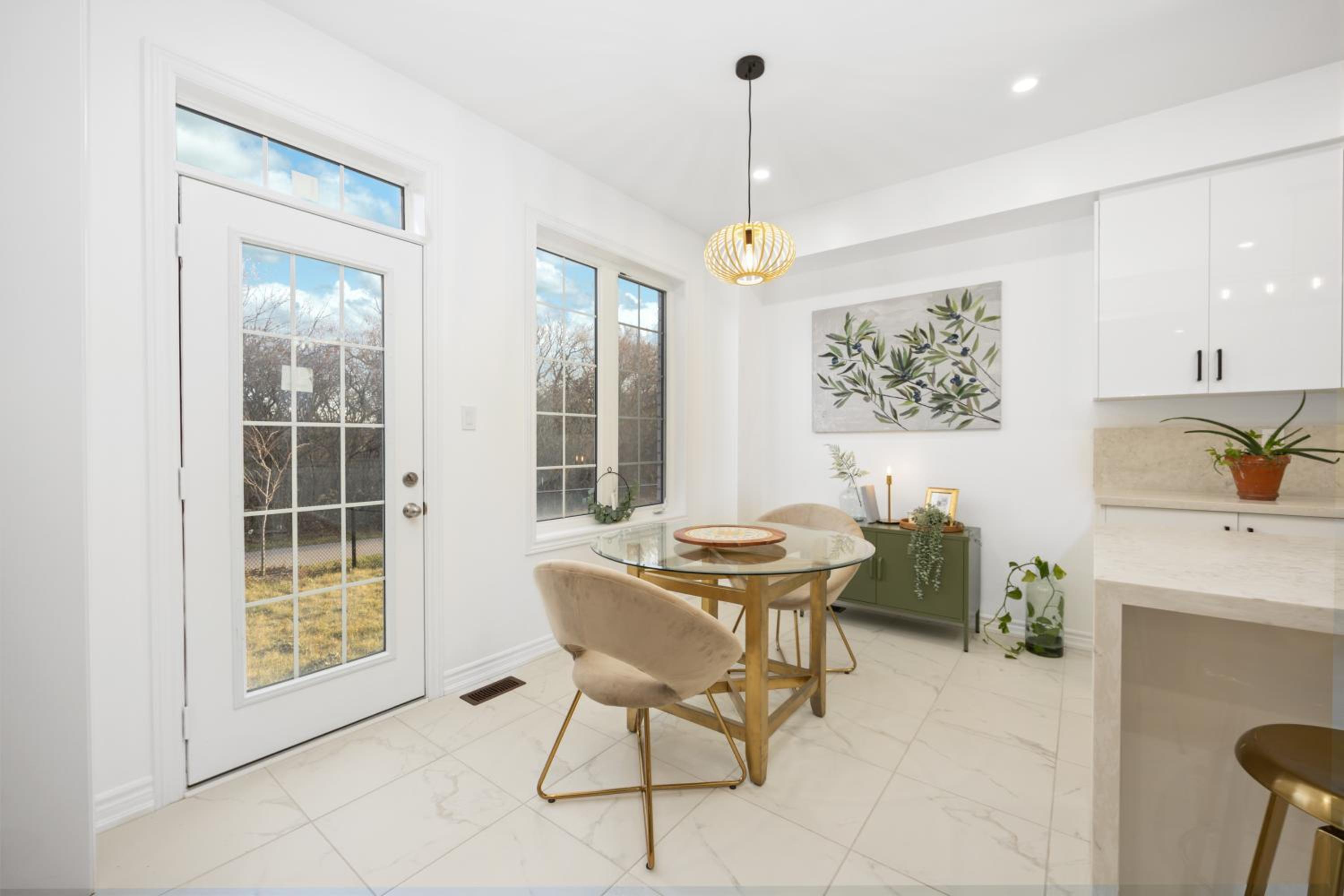 Luxury Whitby 4BR, Near Restaurants - Family, Pool Table, Parking!