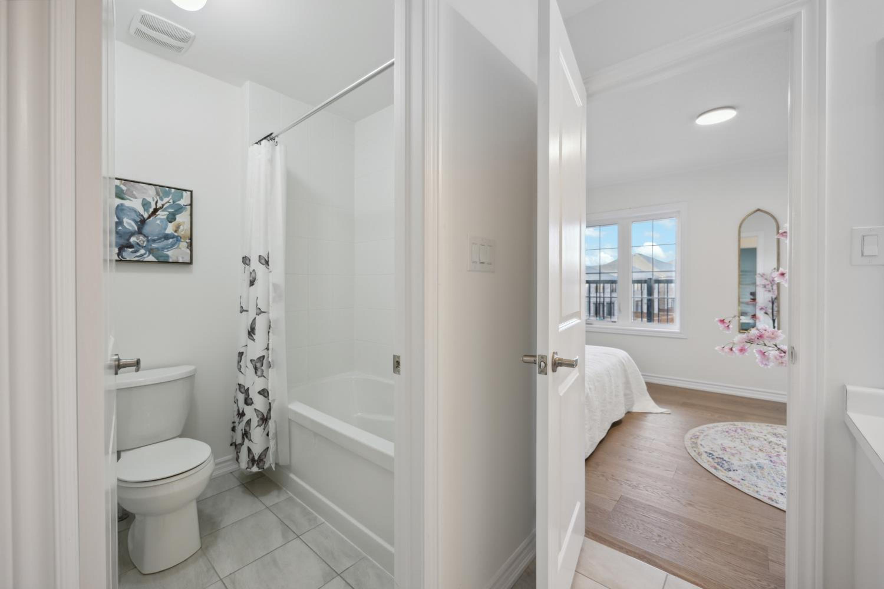 Luxury Whitby 4BR, Near Restaurants - Family, Pool Table, Parking!