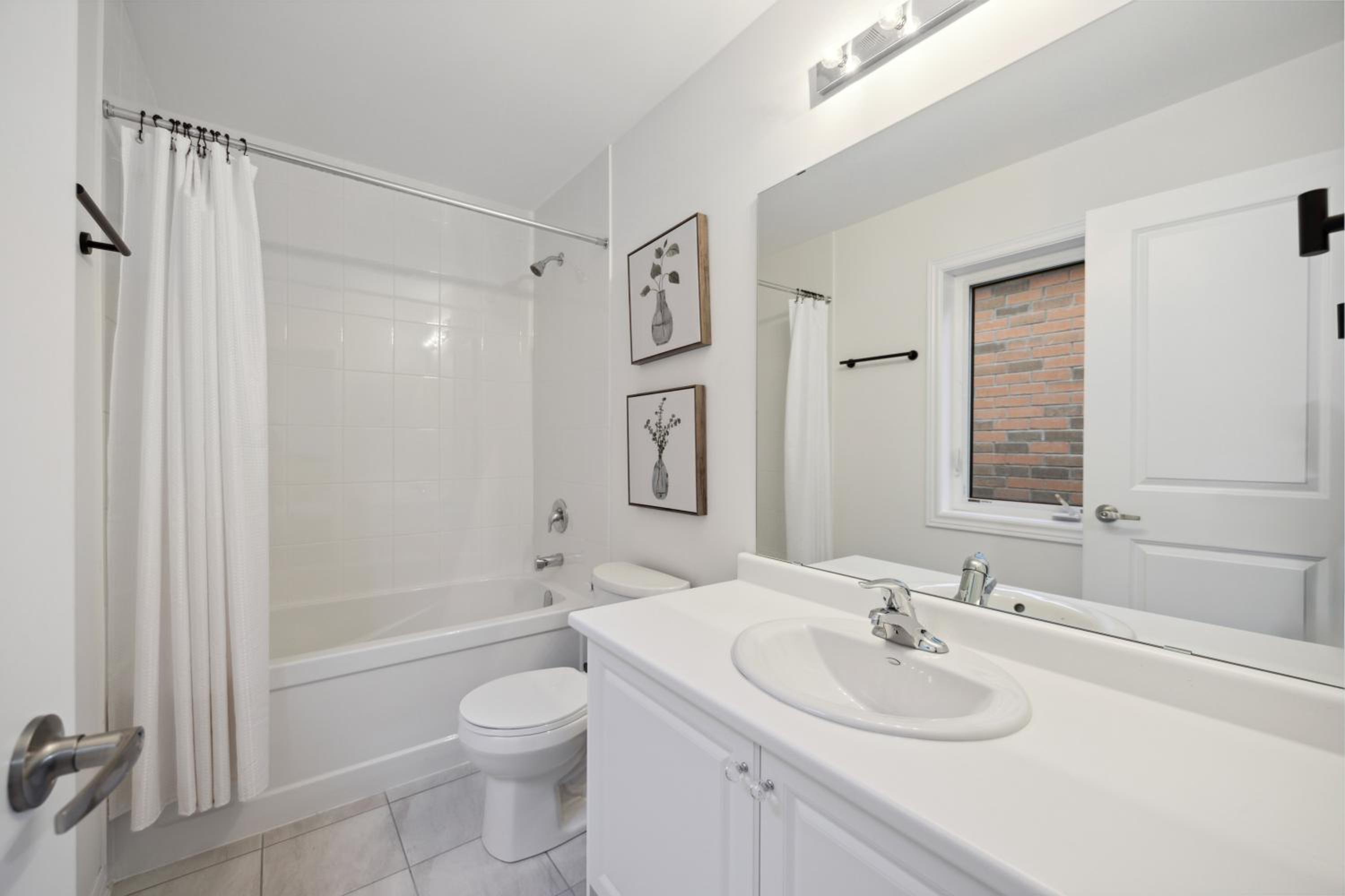 Luxury Whitby 4BR, Near Restaurants - Family, Pool Table, Parking!