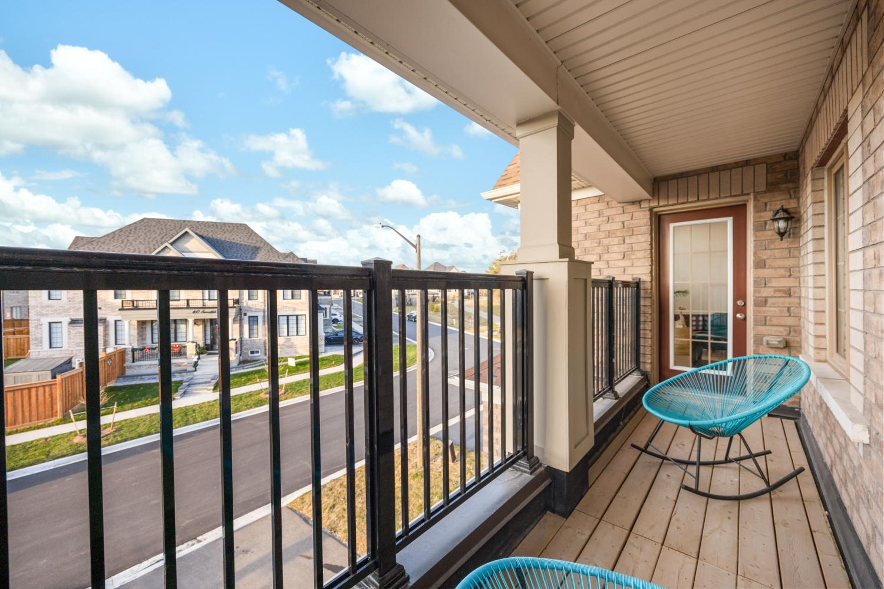 Luxury Whitby 4BR, Near Restaurants - Family, Pool Table, Parking!