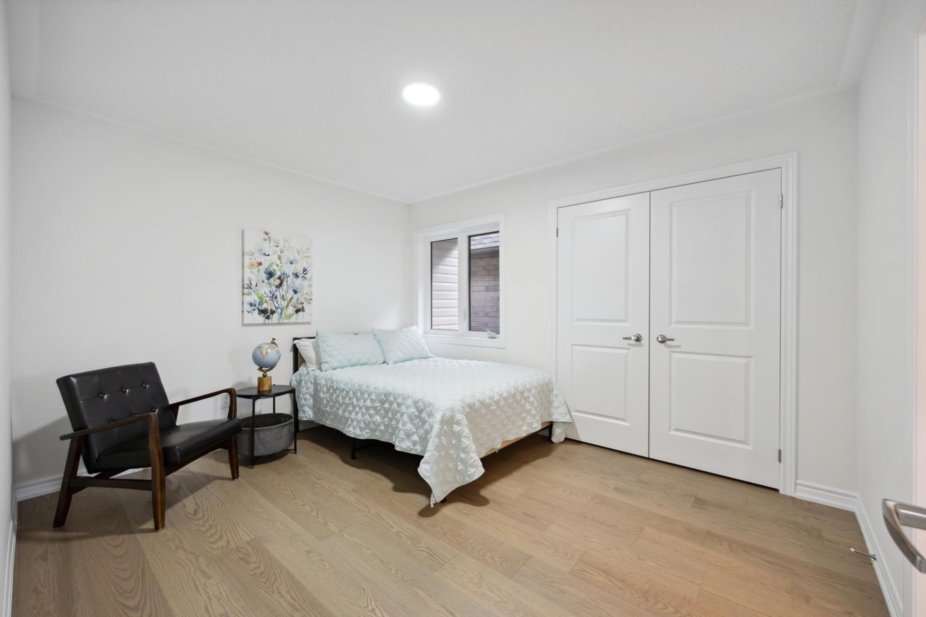 Luxury Whitby 4BR, Near Restaurants - Family, Pool Table, Parking!
