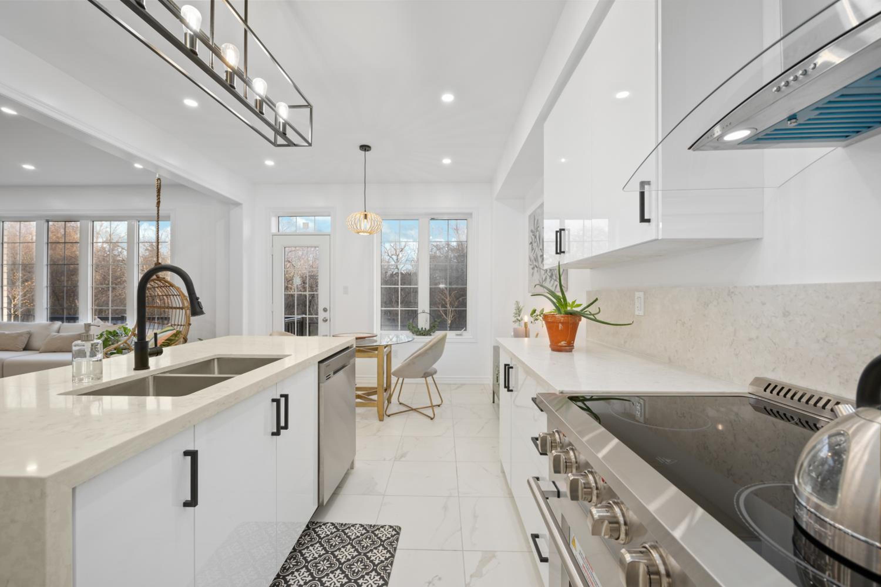Luxury Whitby 4BR, Near Restaurants - Family, Pool Table, Parking!