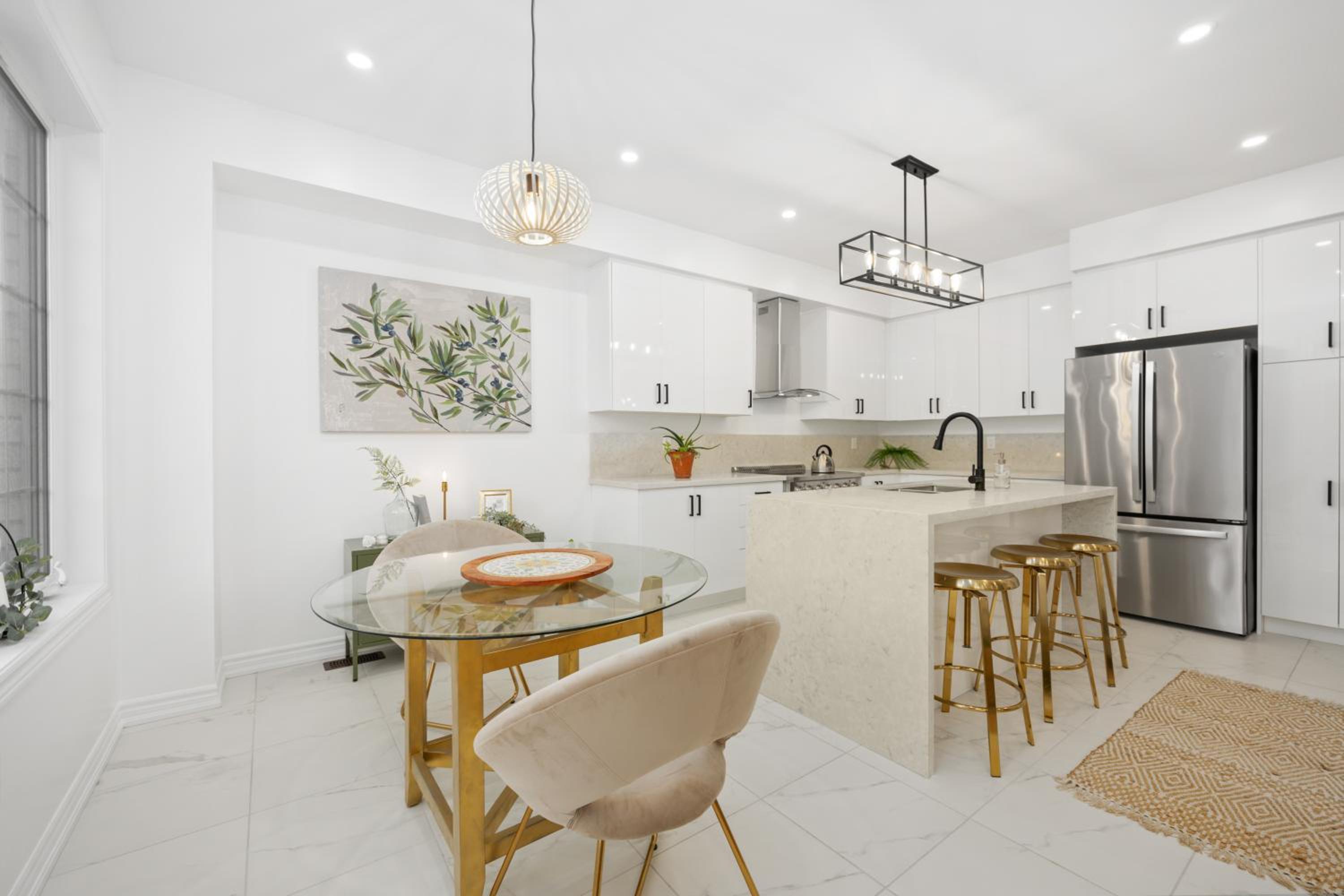 Luxury Whitby 4BR, Near Restaurants - Family, Pool Table, Parking!