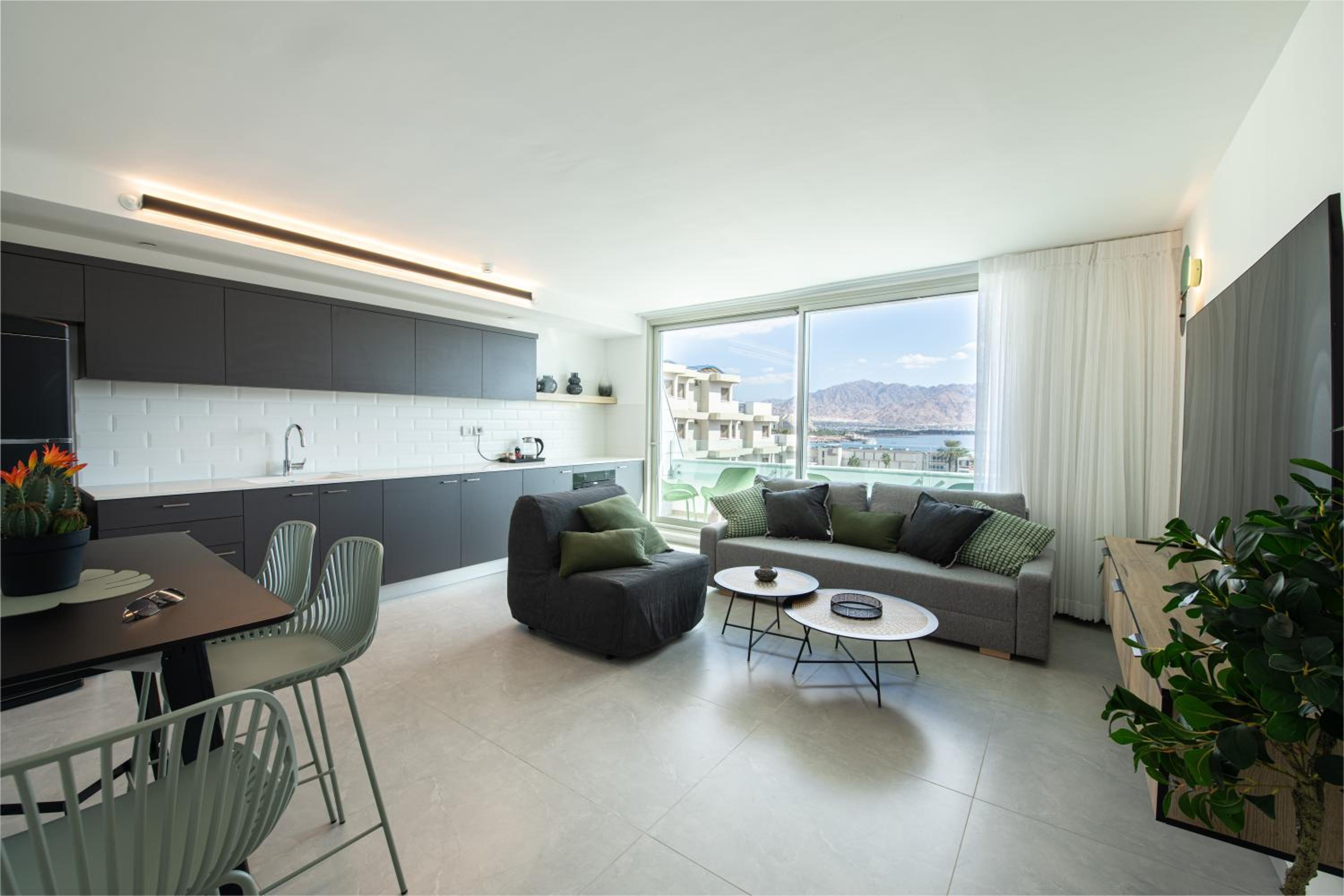 Seaside Haven-City Center Amazing Pool and Sea view