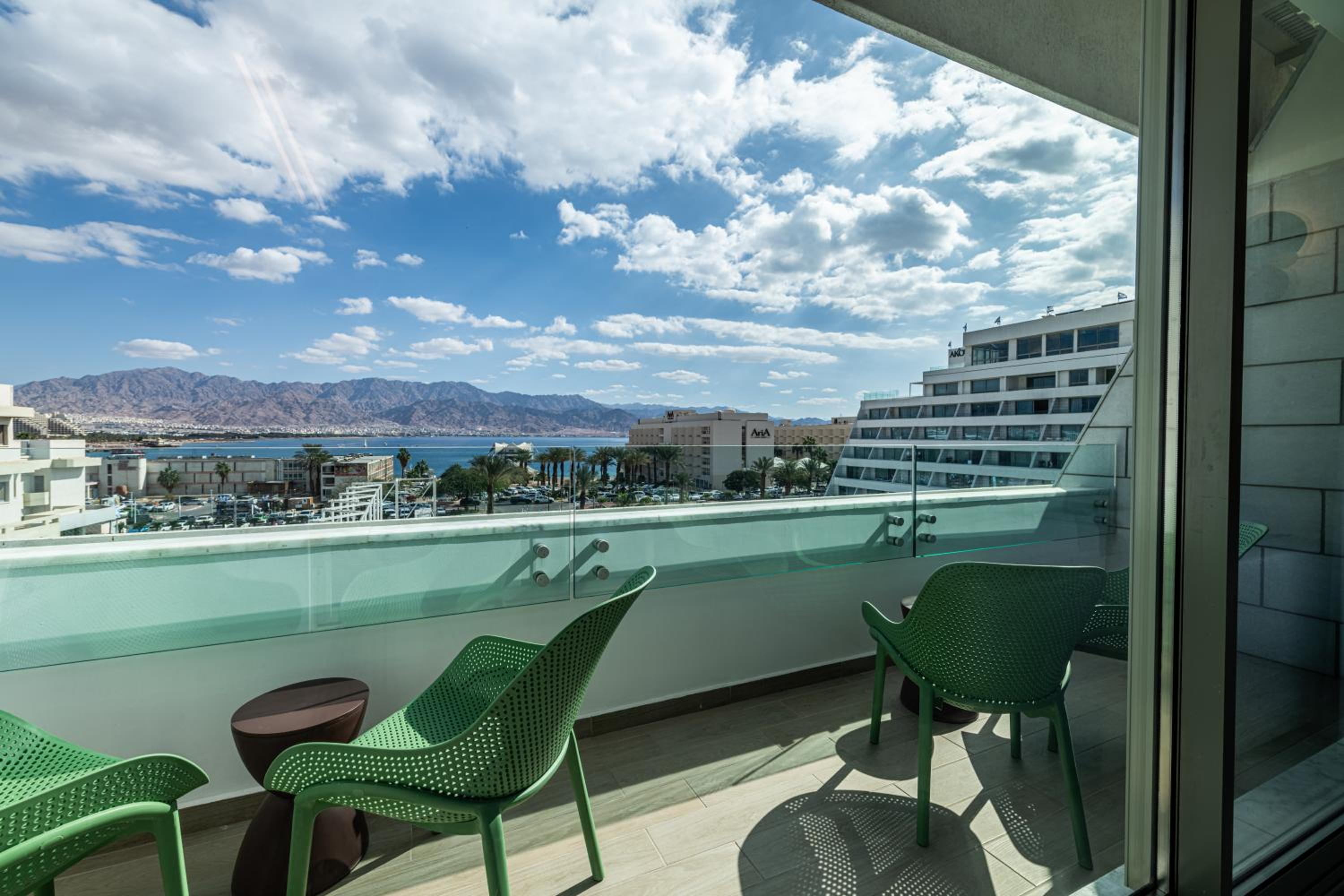 Seaside Haven-City Center Amazing Pool and Sea view