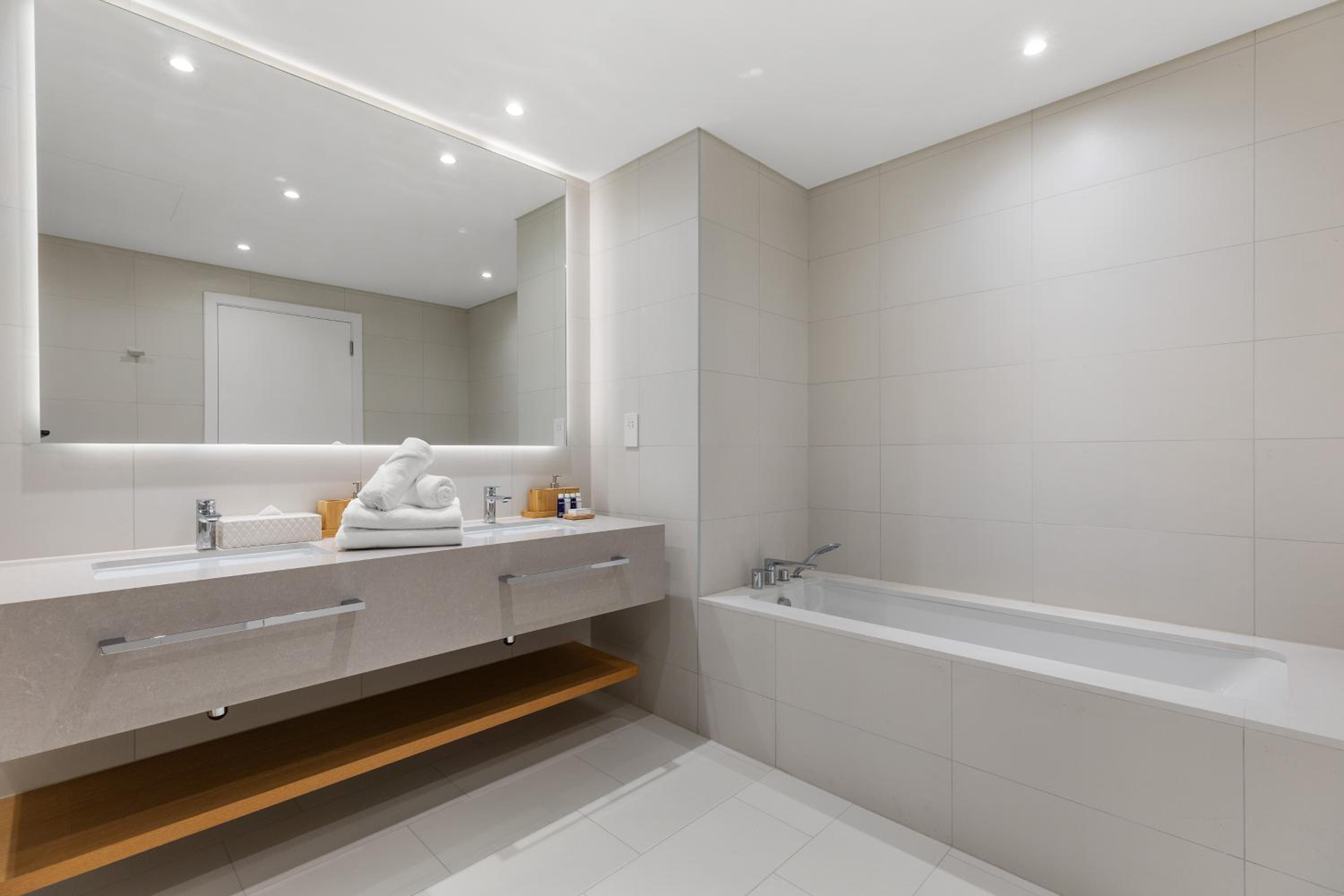 Maison Privee - Upscale Apt w/ Open Sea and Bluewaters Vws in JBR