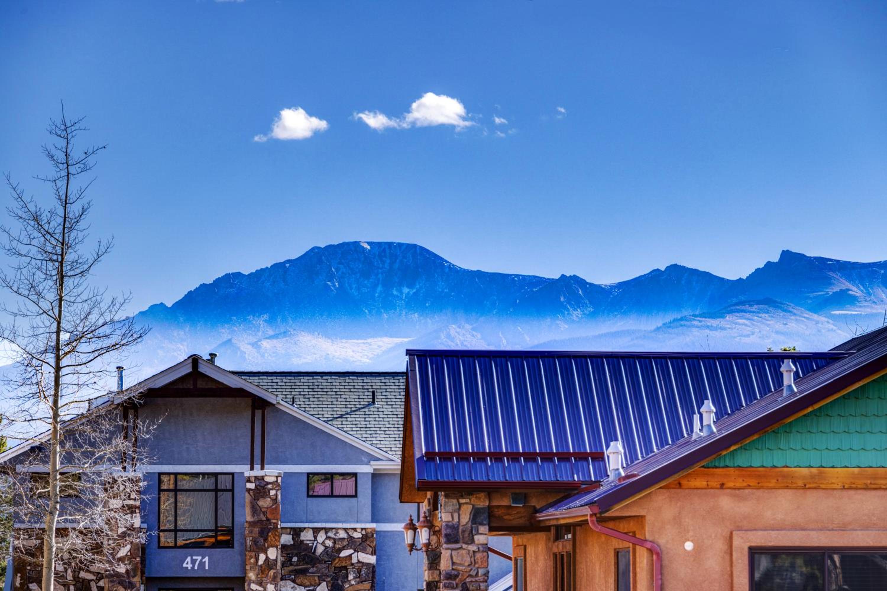 Bright & Spacious Modern Home, Mountain Views, Walk to Downtown view 4