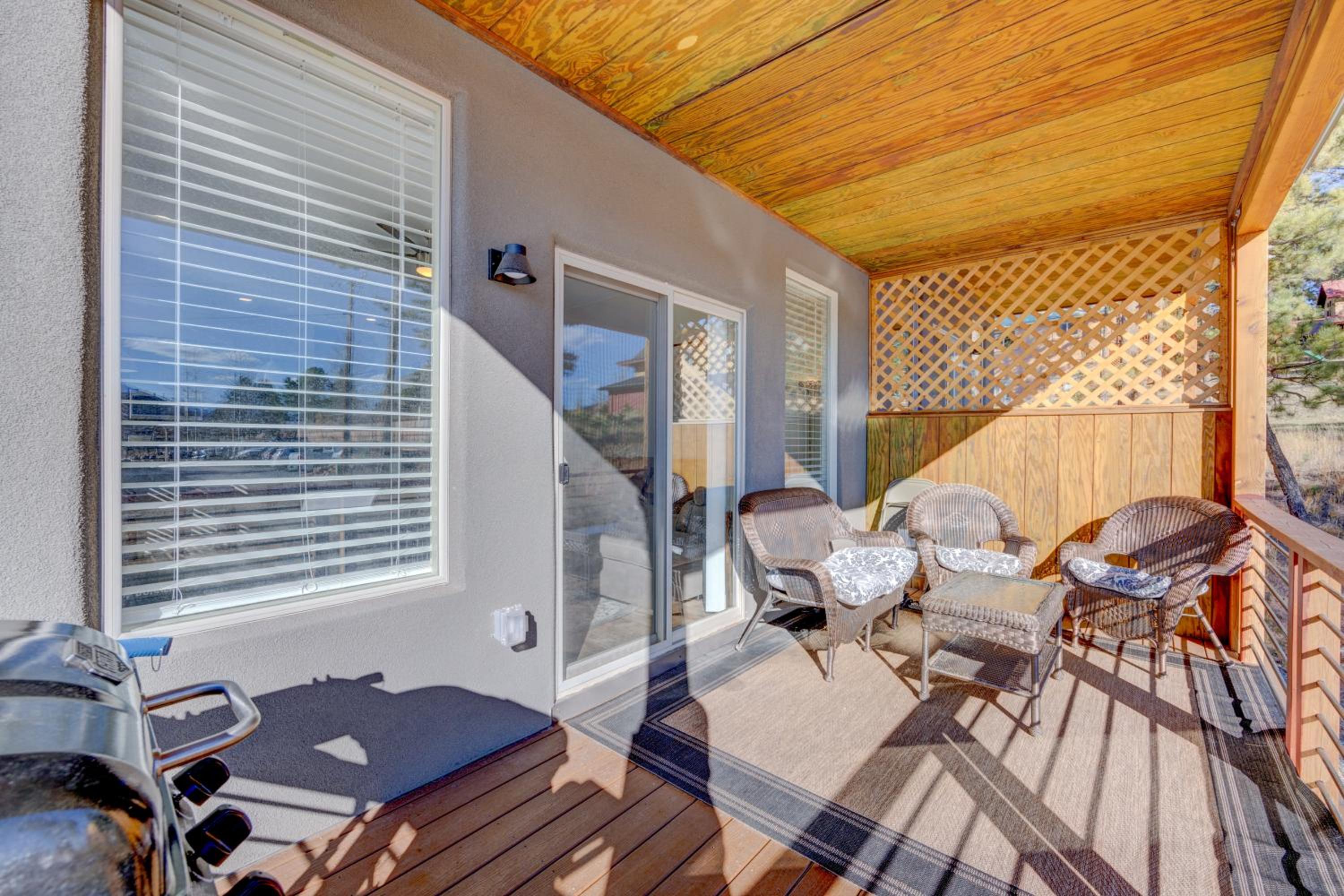 Bright & Spacious Modern Home, Mountain Views, Walk to Downtown view 5