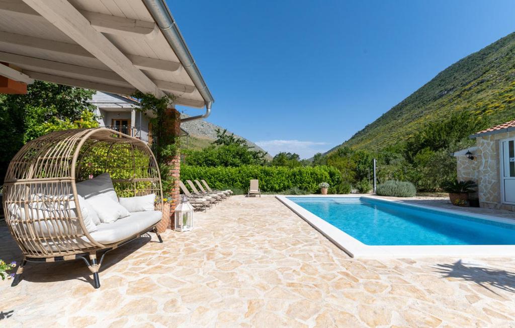 House with pool Ela