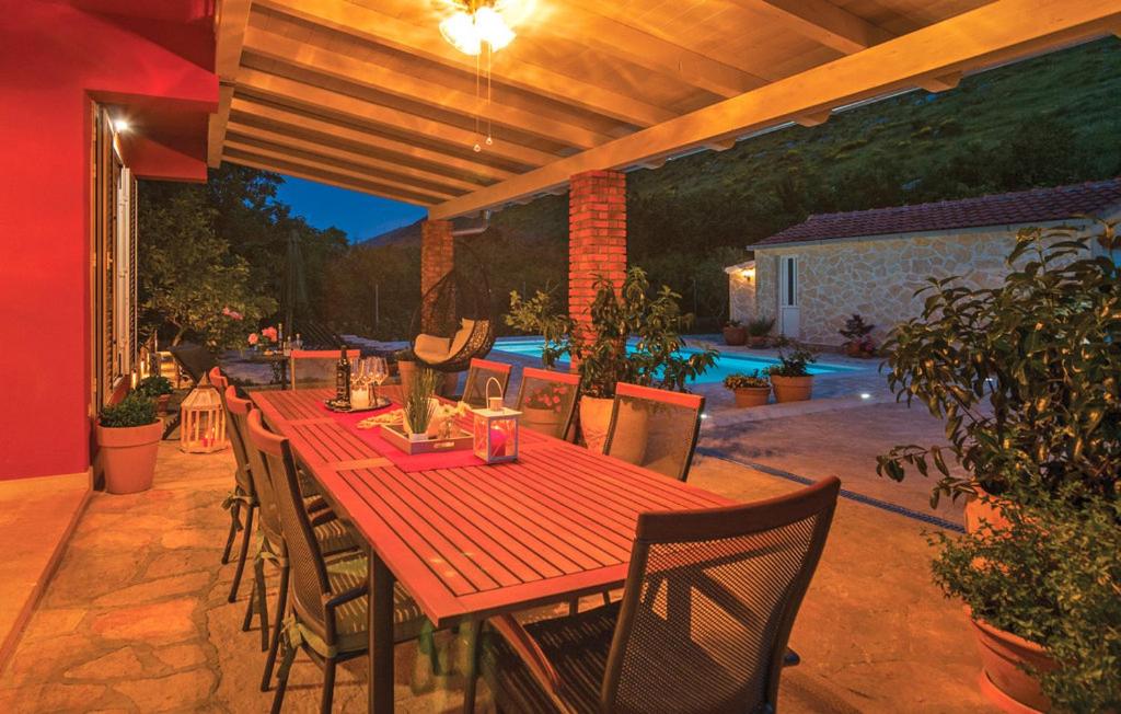 House with pool Ela