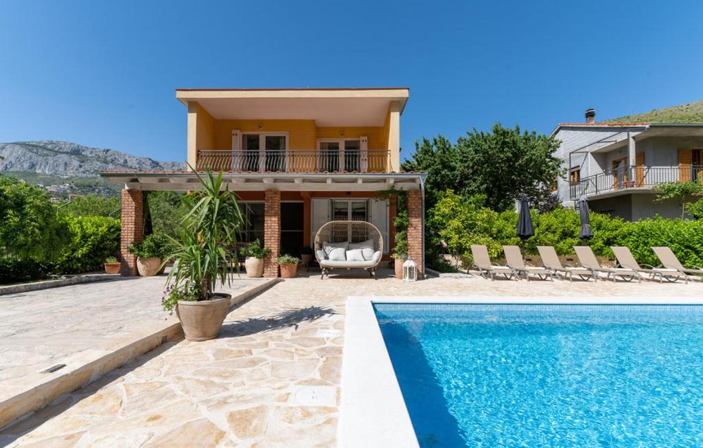 House with pool Ela